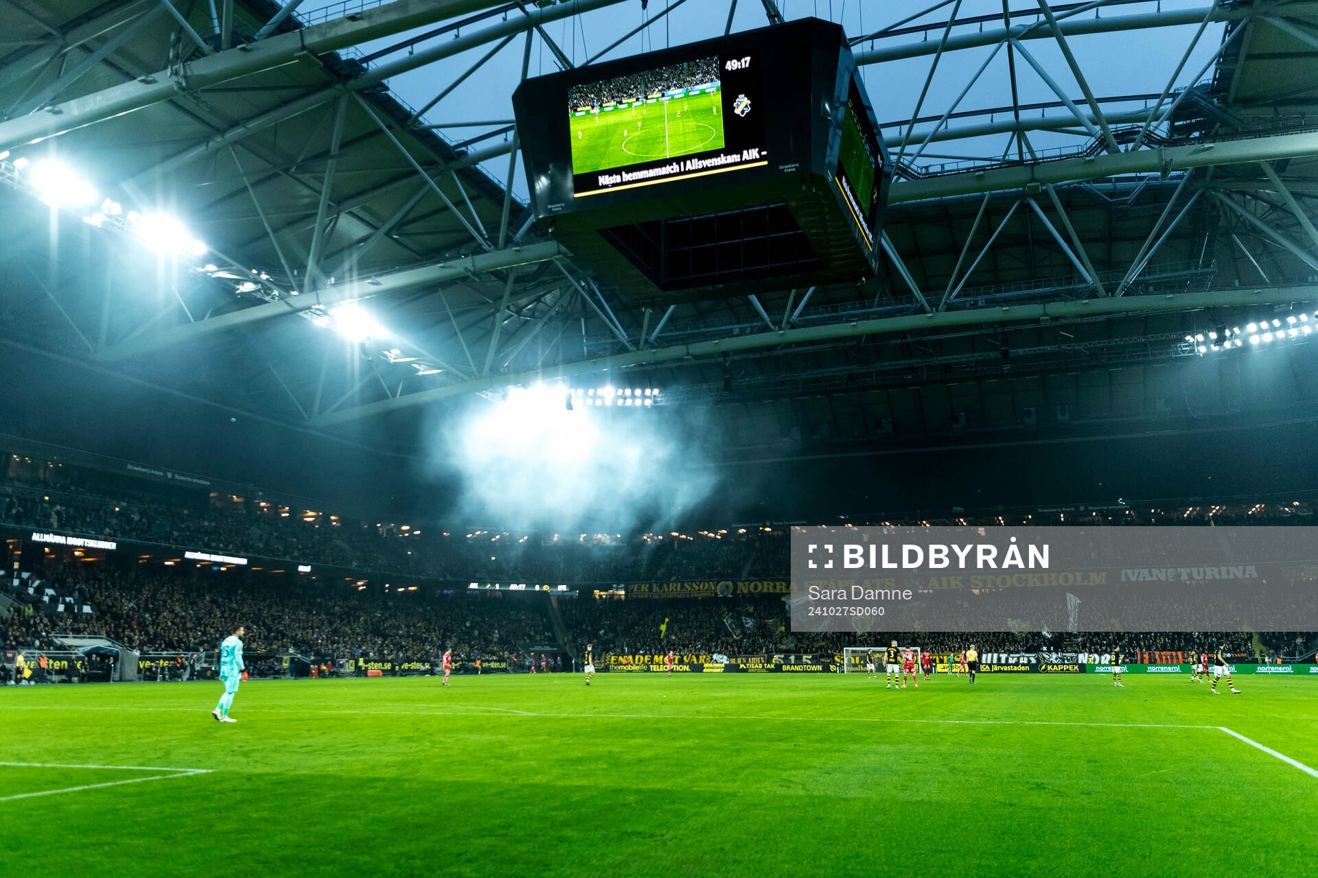 Rök från pyroteknik över fotbollsplanen