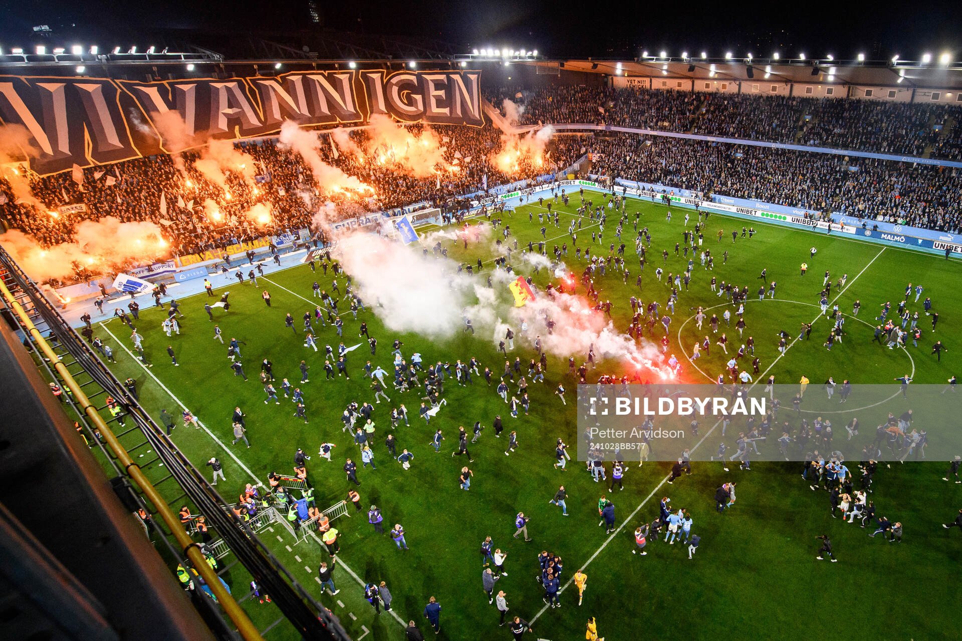 Malmö FFs supportrar stormar planen efter fotbollsmatchen i Allsvenskan mellan Malmö FF och IFK Göteborg den 28 oktober 2024 i Malmö. 