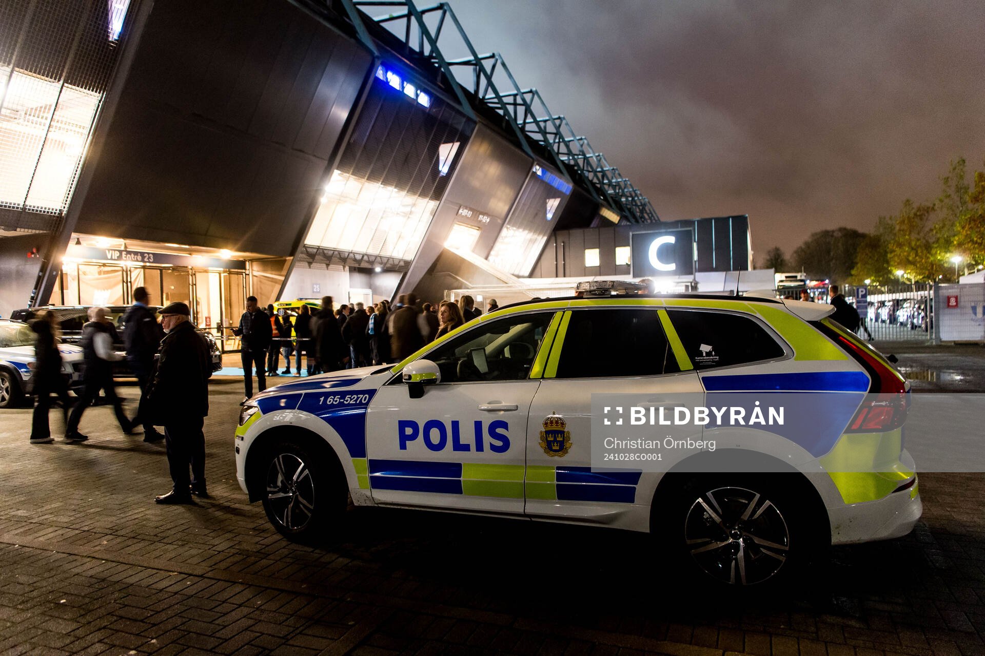 Polisbil utanför Eleda stadion