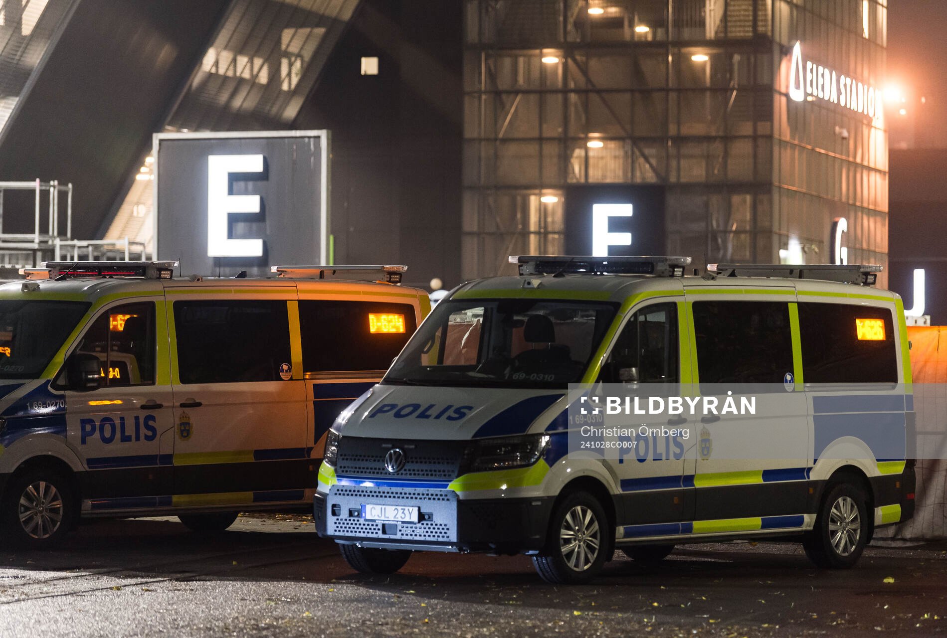Polisbilar utanför Eleda stadion inför fotbollsmatchen i Allsvenskan mellan Malmö FF och IFK Göteborg den 28 oktober 2024 i Malmö.