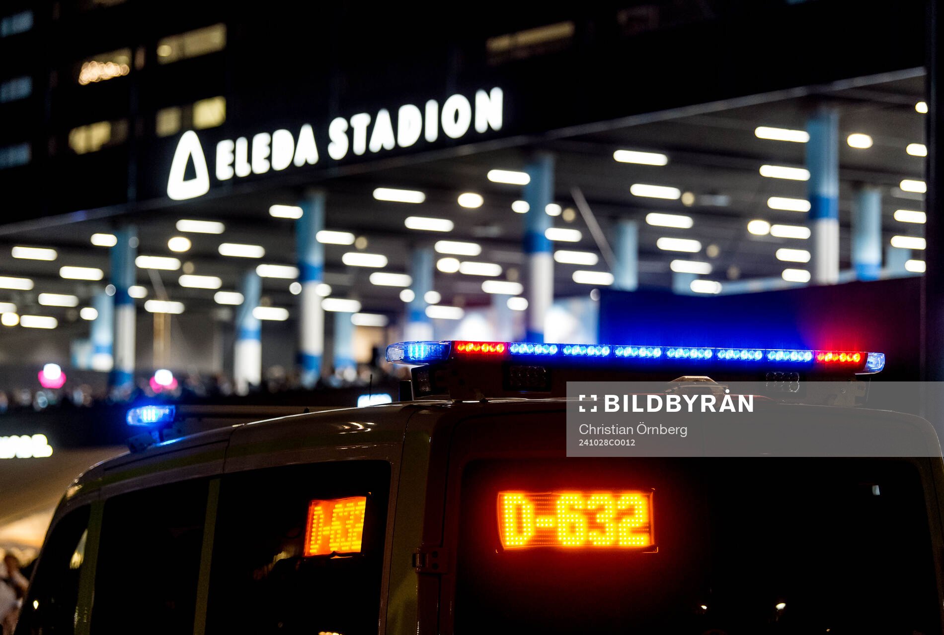 Polisbil utanför Eleda stadion