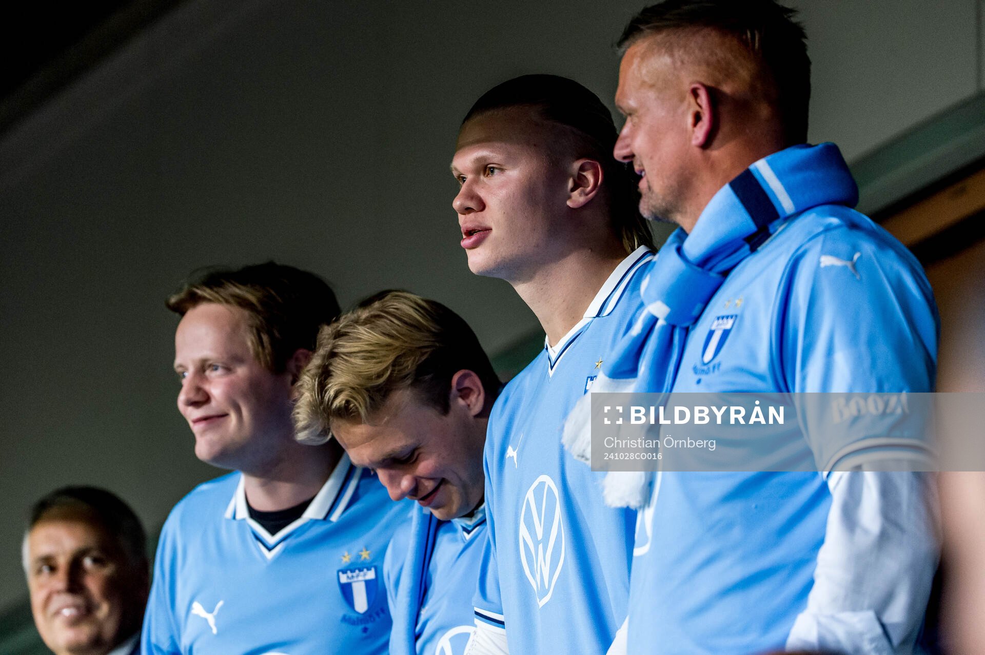 Erling Braut Haaland på läktaren infö fotbollsmatchen i