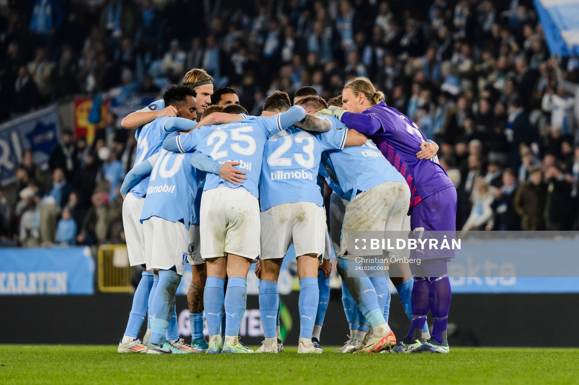 Malmö FFs spelare samlas i en ring inför andra halvlekj under fotbollsmatchen i Allsvenskan mellan Malmö FF och IFK Göteborg den 28 oktober 2024 i Malmö.