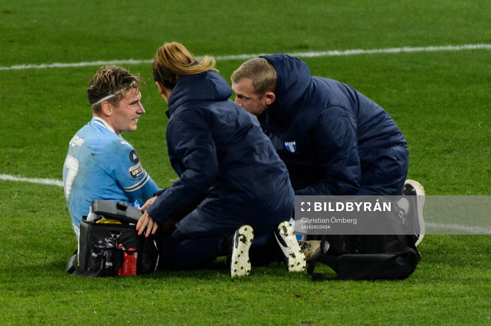 Malmö FFs Jens Stryger Larsen har ont under fotbollsmatchen i Allsvenskan mellan Malmö FF och IFK Göteborg den 28 oktober 2024 i Malmö.