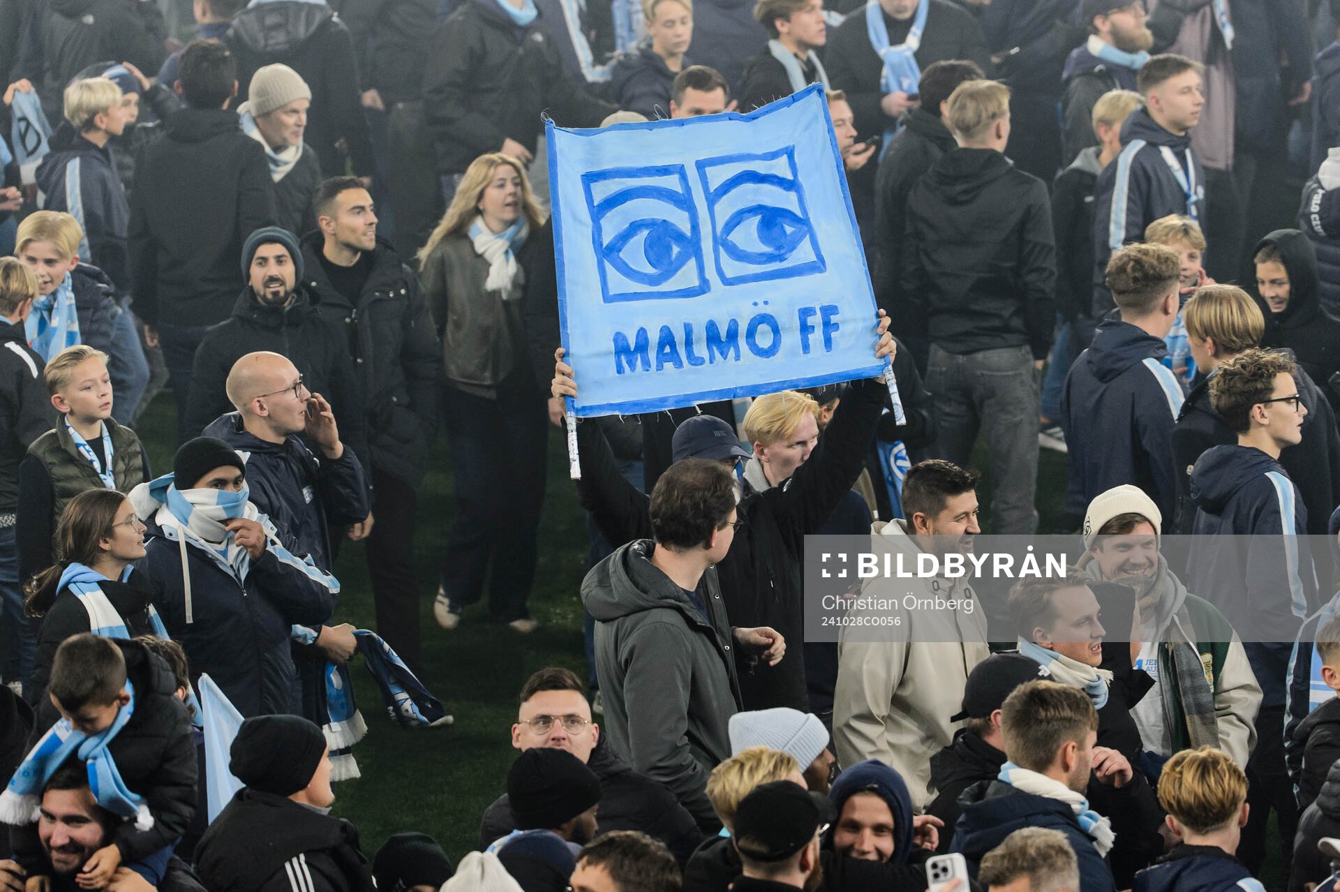 Malmö FFs supportrar jublar på planen