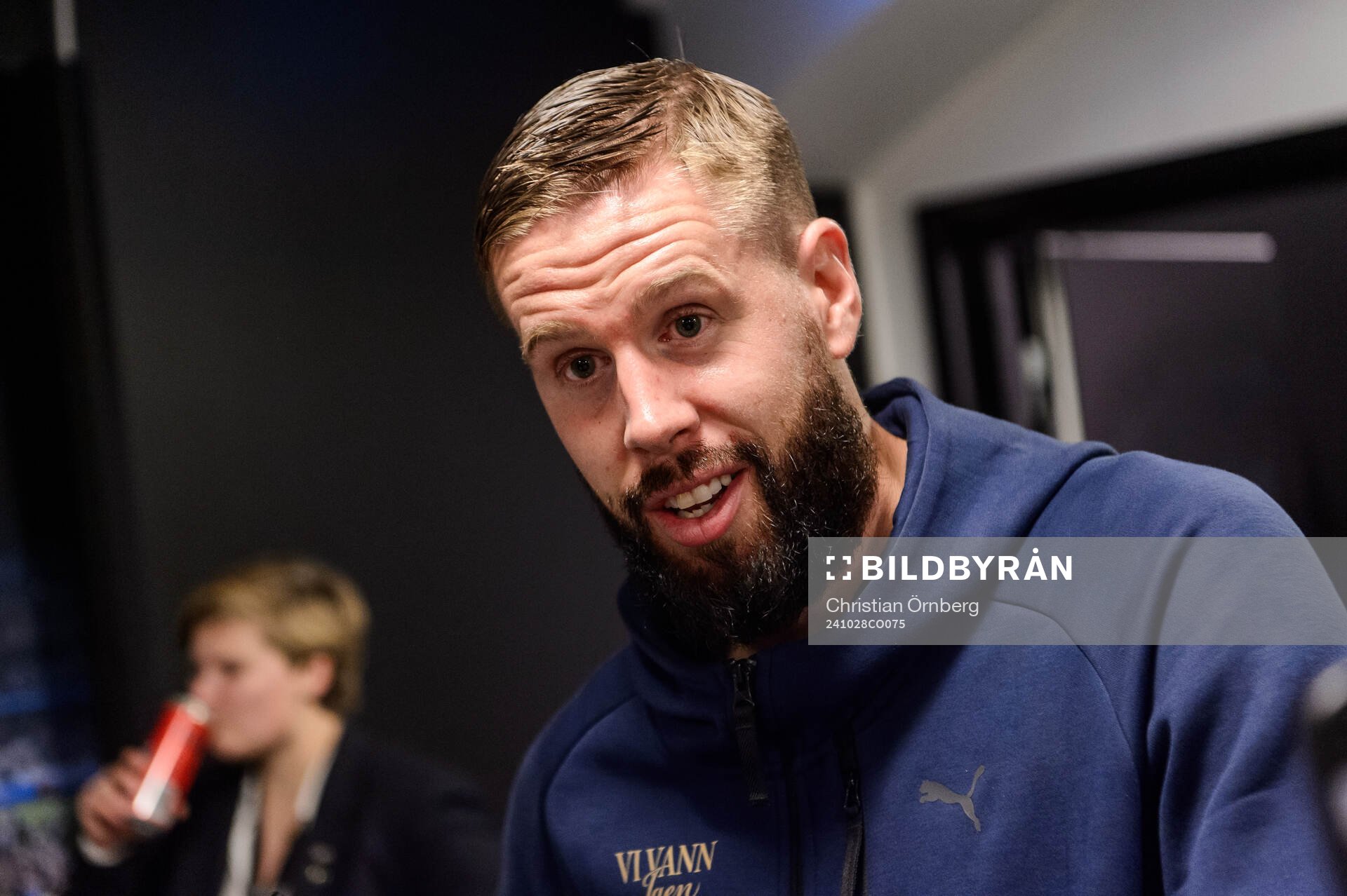 Malmö FFs Pontus Jansson pratar med media efter fotbollsmatchen i Allsvenskan mellan Malmö FF och IFK Göteborg den 28 oktober 2024 i Malmö.