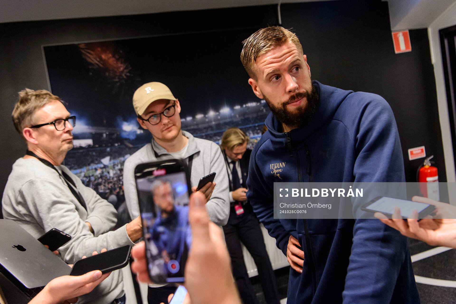 Malmö FFs Pontus Jansson pratar med media efter fotbollsmatchen i Allsvenskan mellan Malmö FF och IFK Göteborg den 28 oktober 2024 i Malmö.