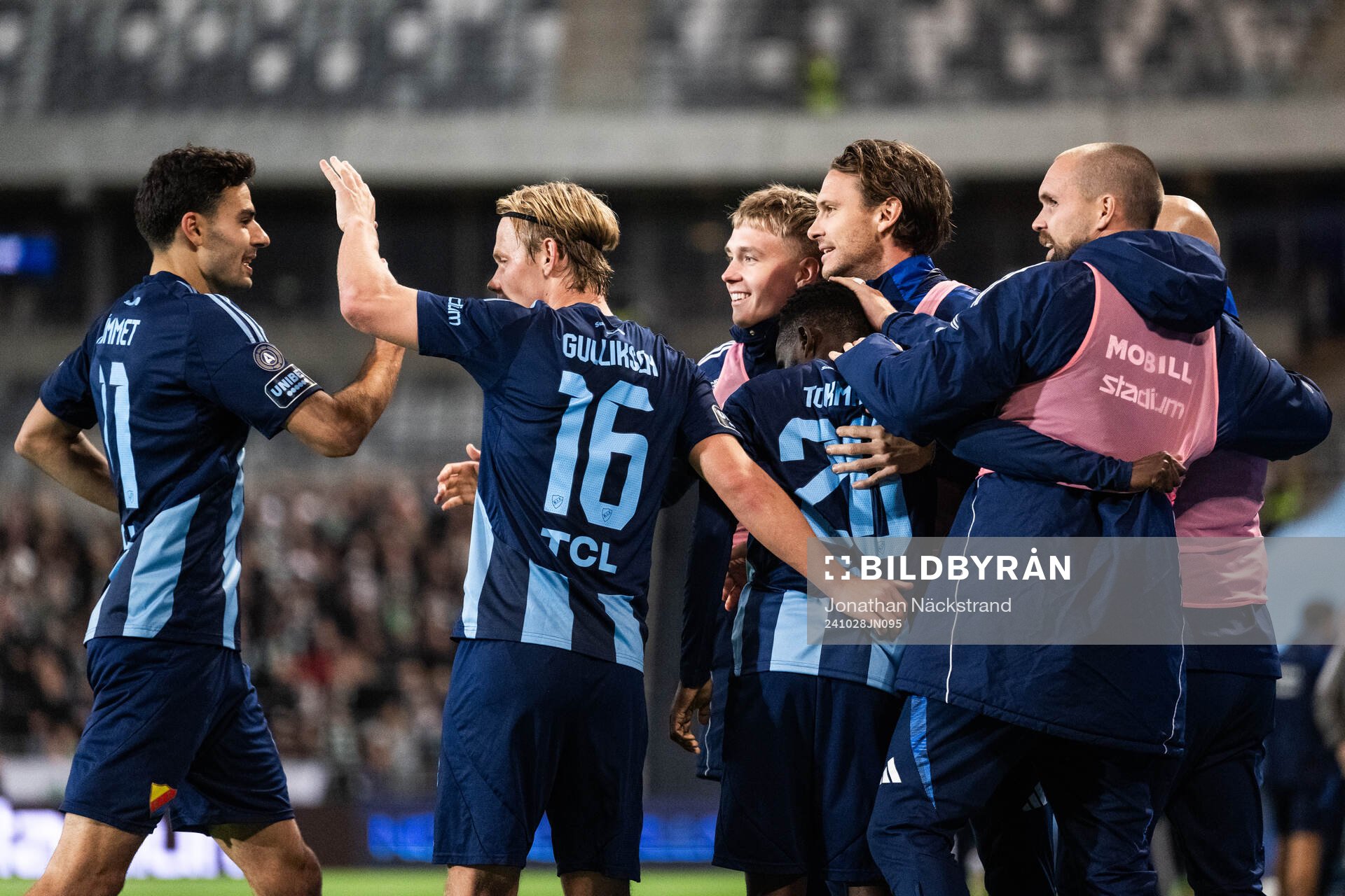 Djurgårdens Tokmac Nguen jublar med lagkamrater efter 1-1 under fotbollsmatchen i Allsvenskan mellan Djurgården och Västerås den 28 oktober 2024 i Stockholm.