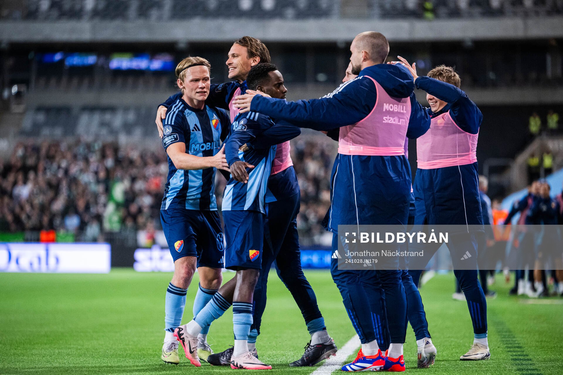 Djurgårdens Tokmac Nguen jublar med lagkamrater