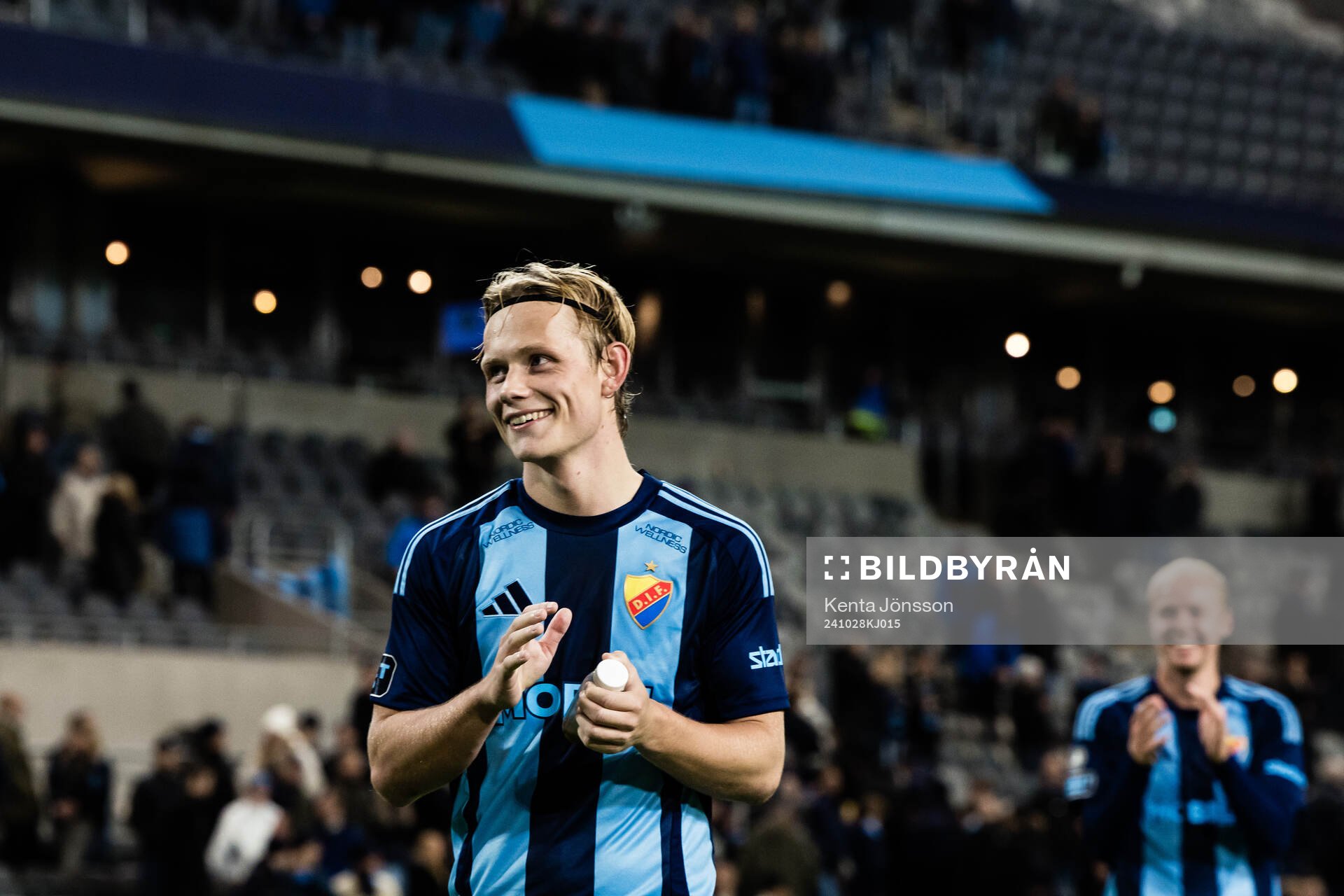 Djurgården Tobias Gulliksen applåderar publiken