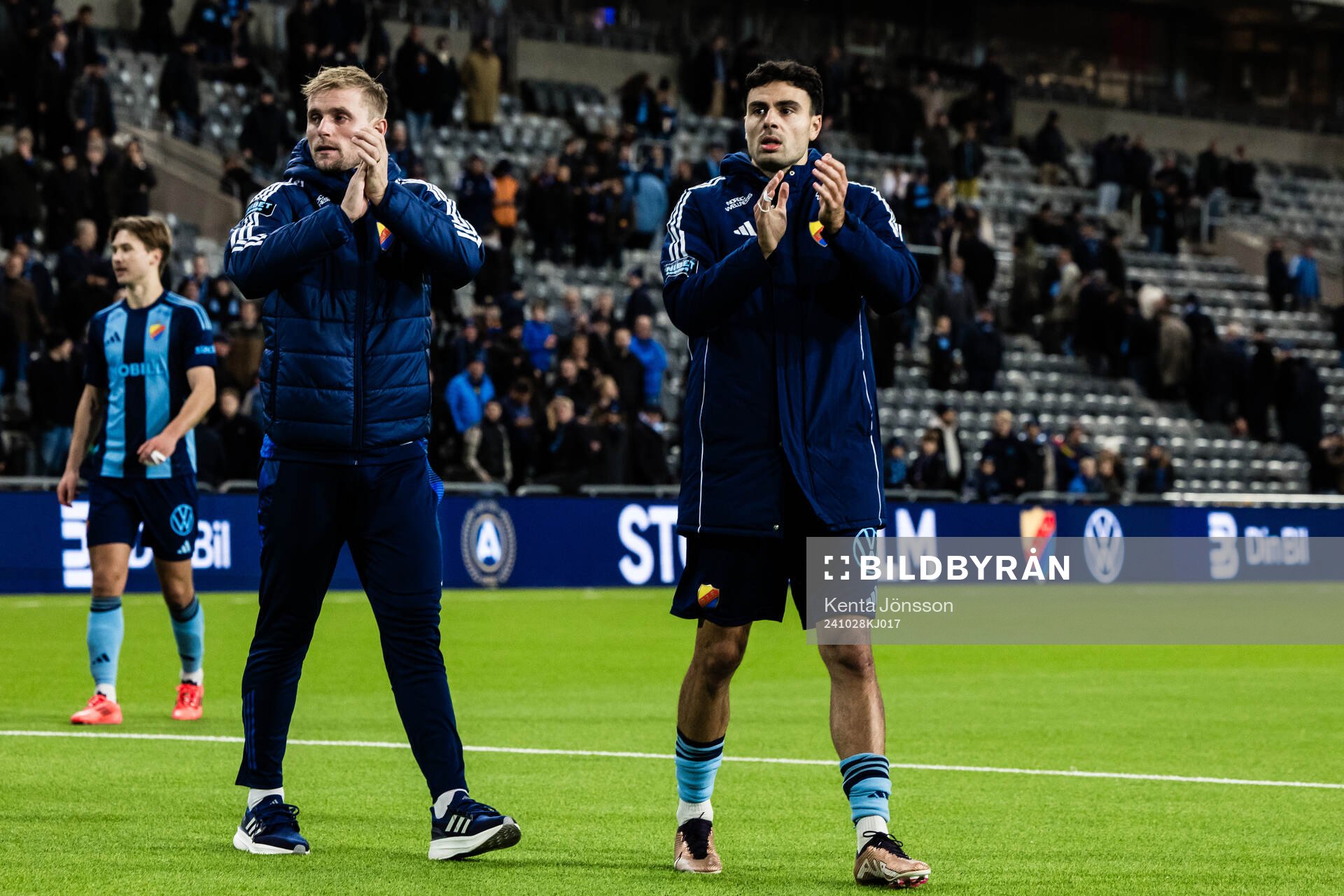 Djurgården målvakt Jacob Rinne och Deniz Hümmet applåderar publiken efter fotbollsmatchen i Allsvenskan mellan Djurgården och Västerås den 28 oktober 2024 i Stockholm. 
