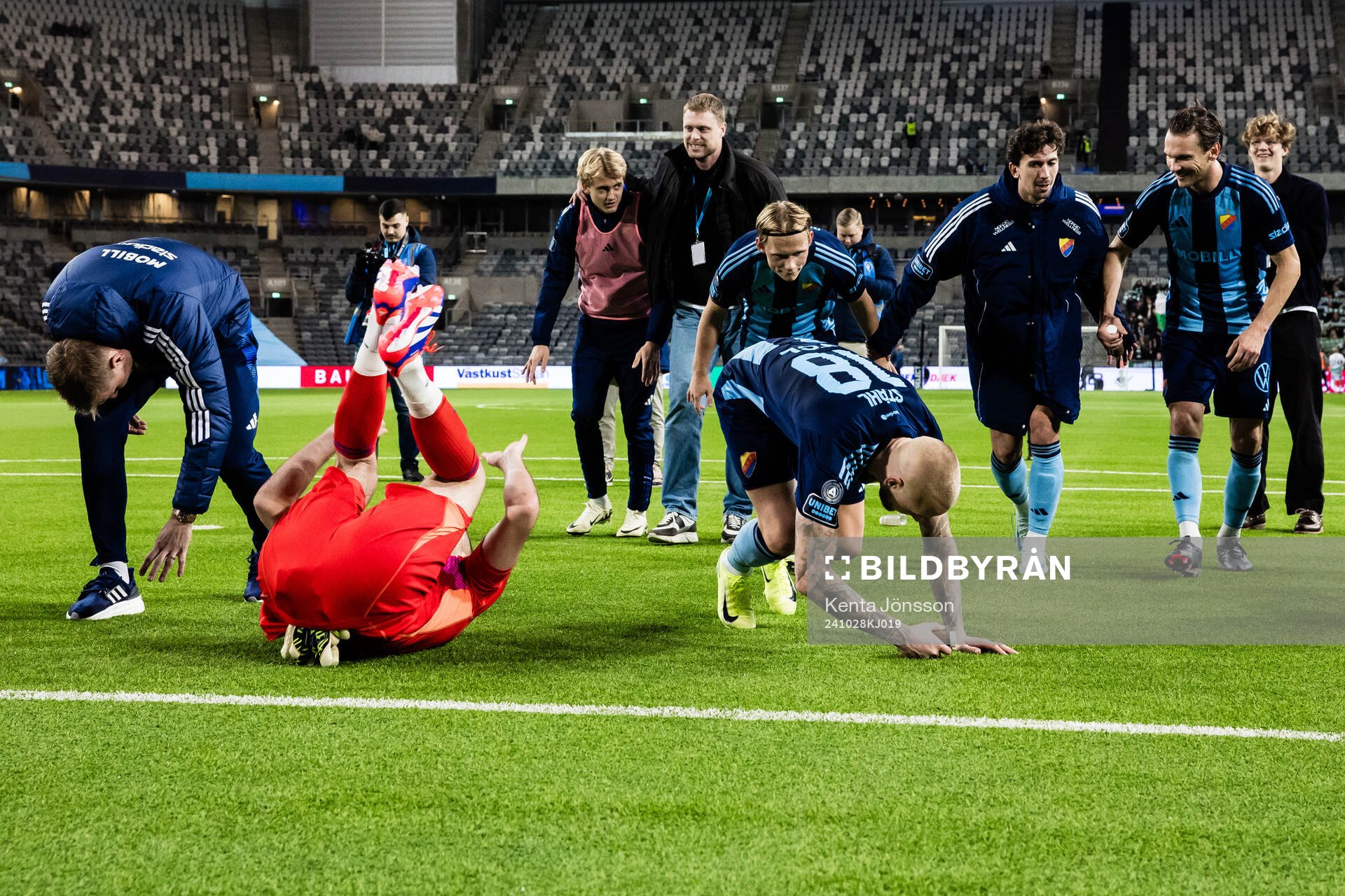 Djurgården målvakt Oscar Jansson och Adam Ståhl jublar