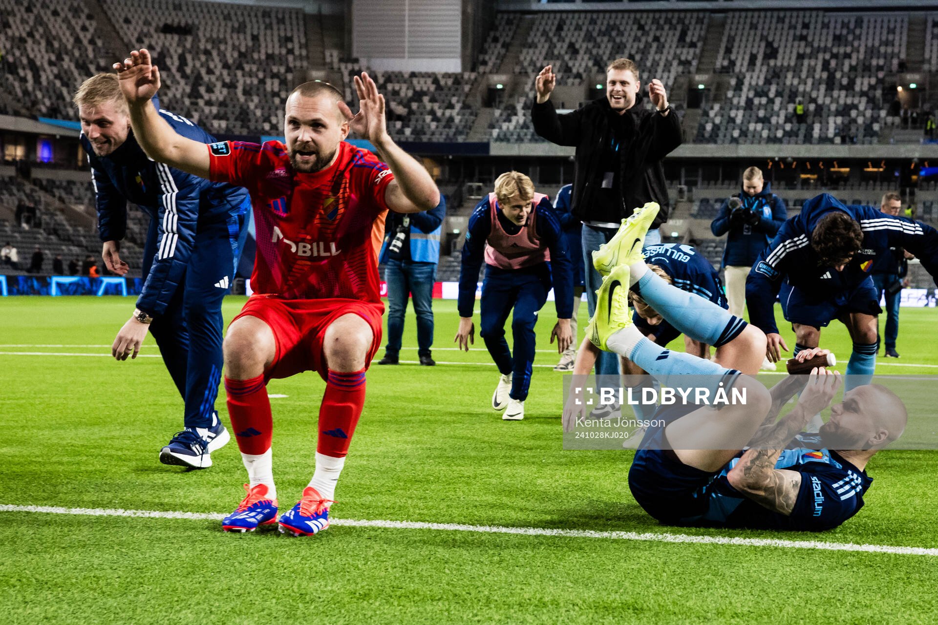 Djurgården målvakt Oscar Jansson och Adam Ståhl jublar efter fotbollsmatchen i Allsvenskan mellan Djurgården och Västerås den 28 oktober 2024 i Stockholm.