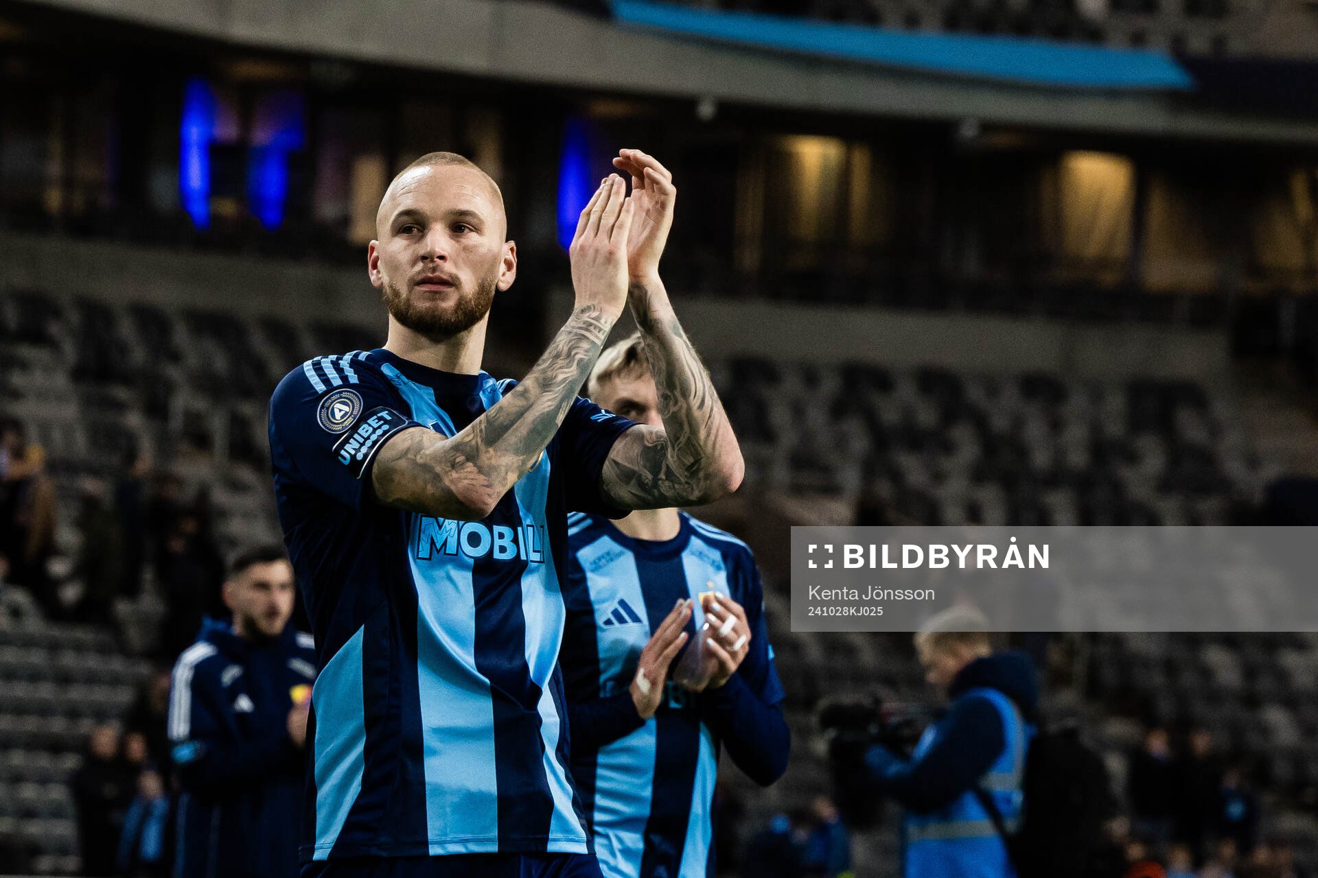 Djurgården Adam Ståhl applåderar publiken