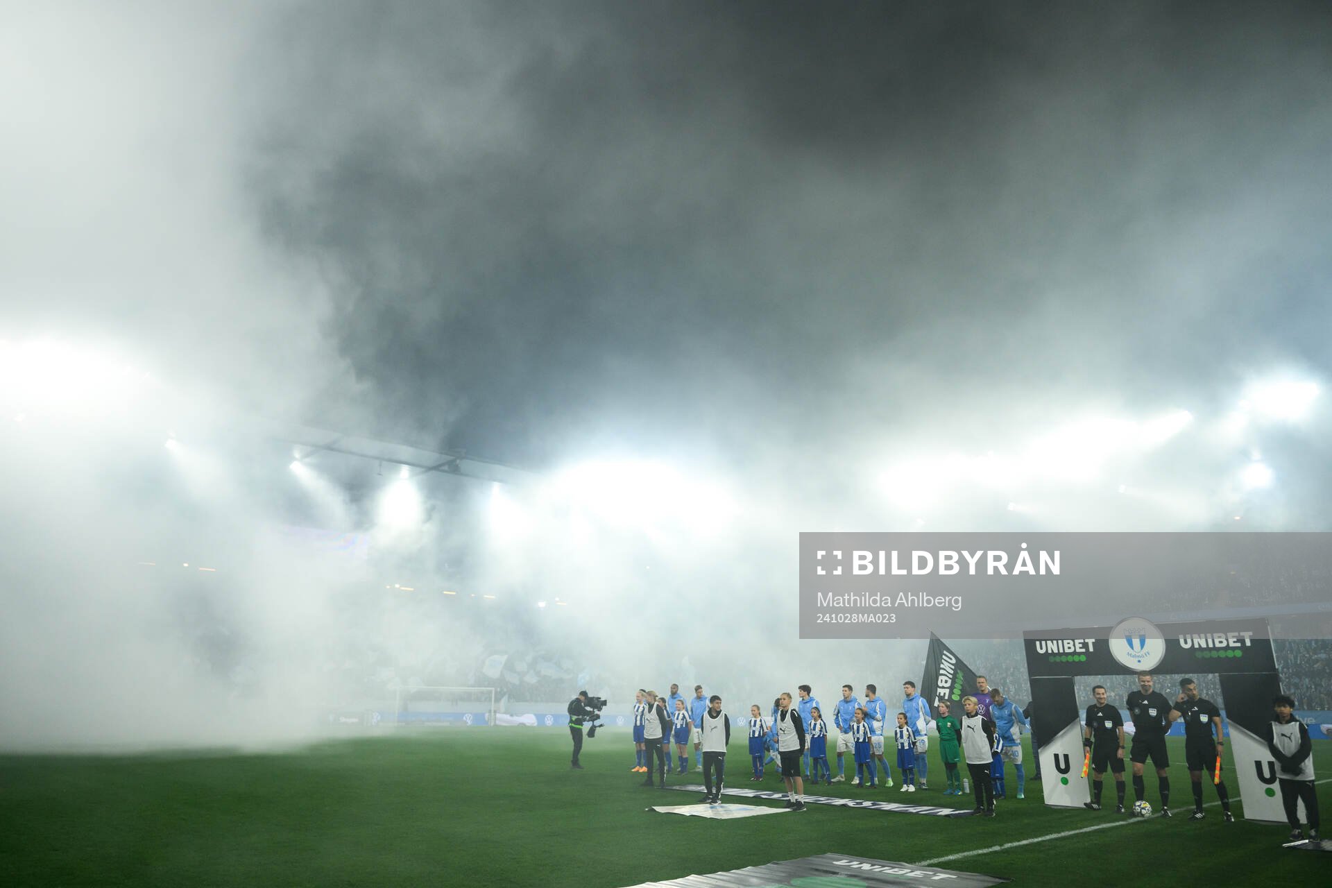 Rök över Eleda Stadion inför fotbollsmatchen i Allsvenskan mellan Malmö FF och IFK Göteborg den 28 oktober 2024 i Malmö. 