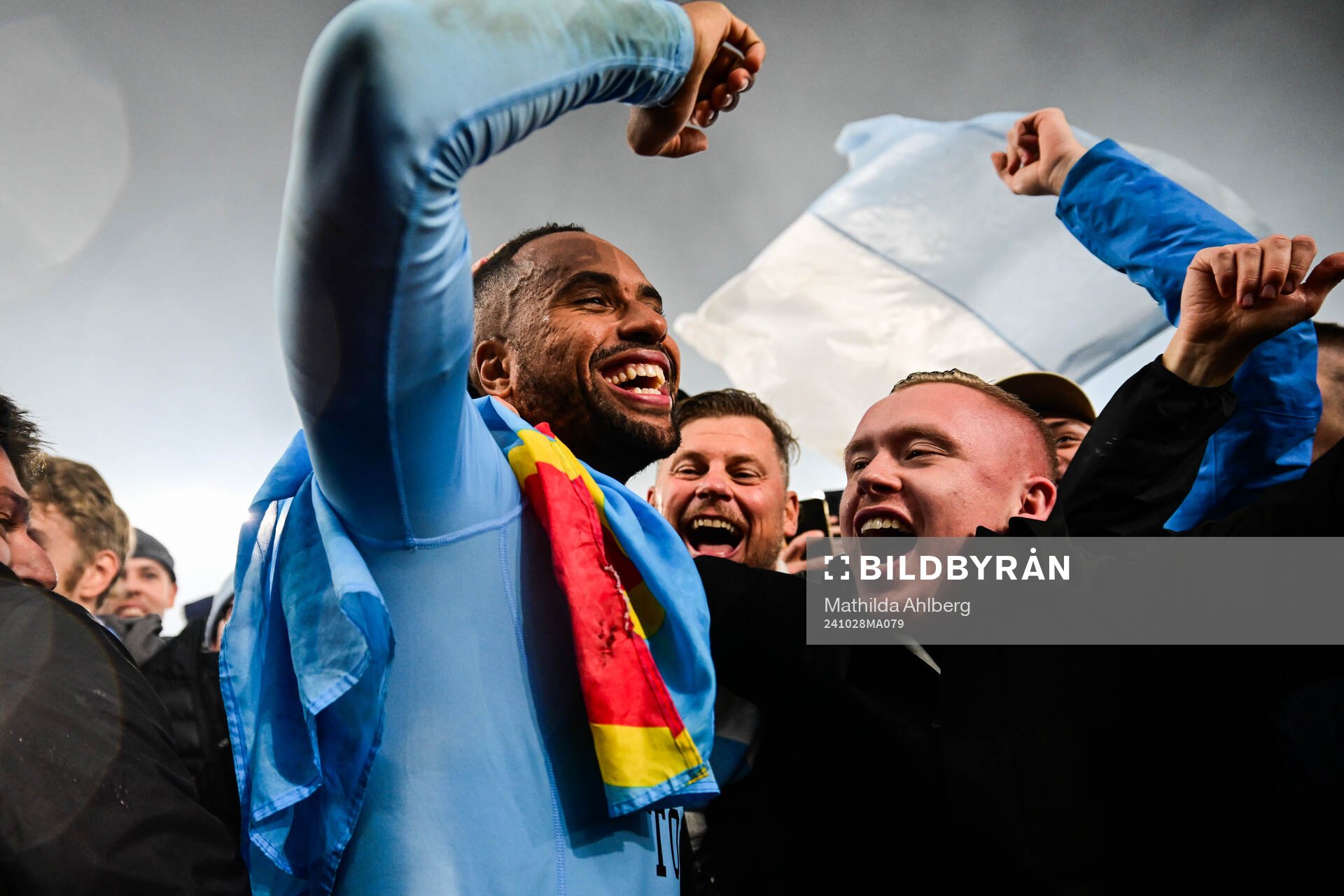 Malmö FFs Isaac Kiese Thelin jublar med supportrar