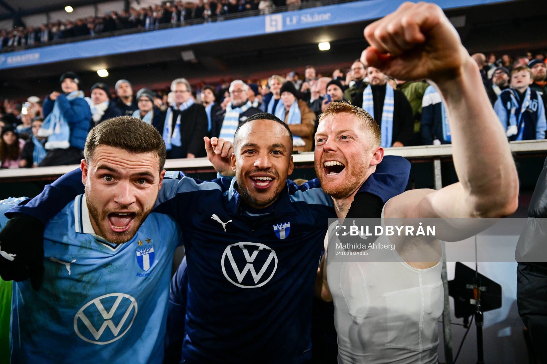 Malmö FFs Gabriel Busanello, målvakt Joakim Persson och Anders Christiansen jublar efter fotbollsmatchen i Allsvenskan mellan Malmö FF och IFK Göteborg den 28 oktober 2024 i Malmö.
