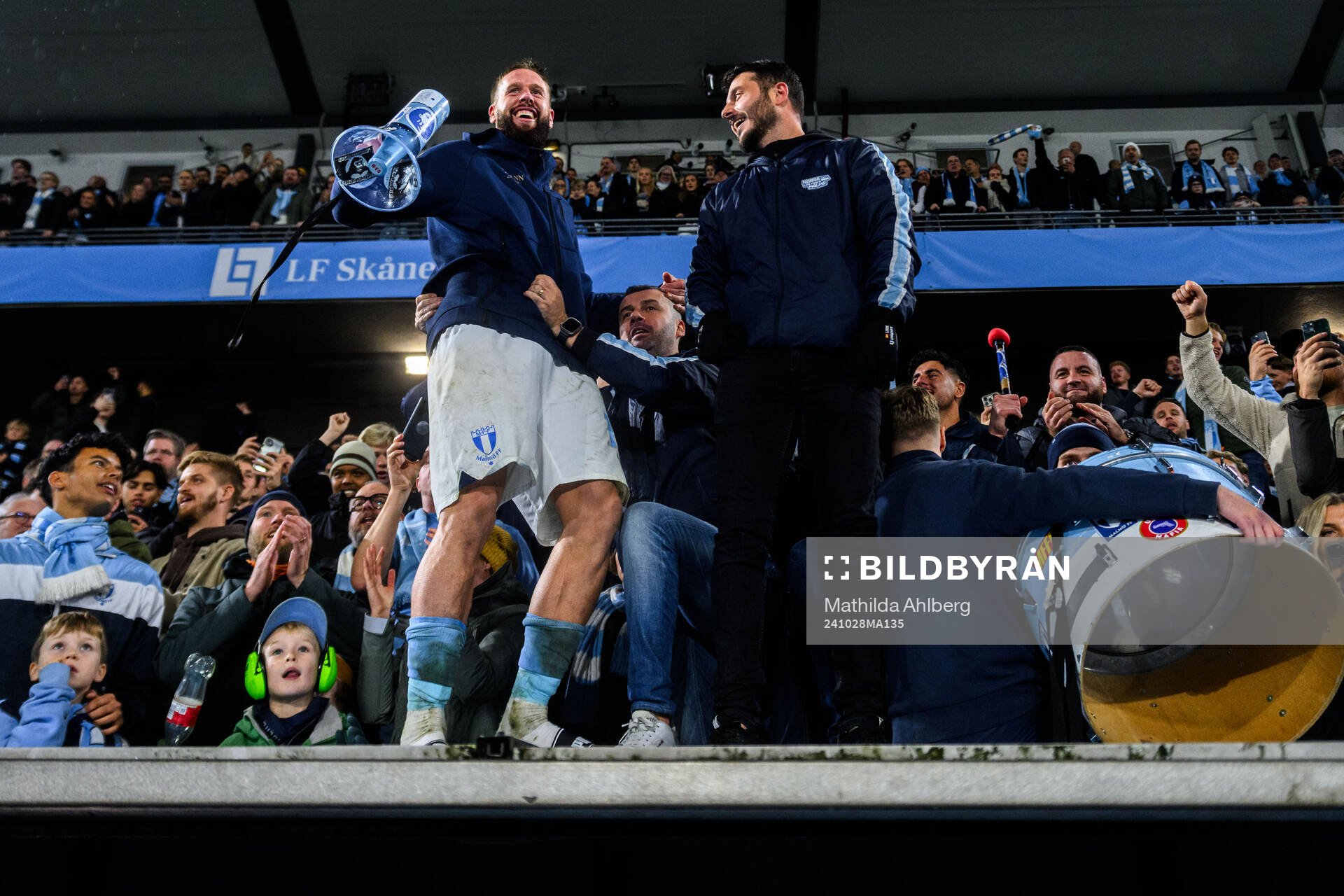 Malmö FFs Pontus Jansson jublar med supportrar