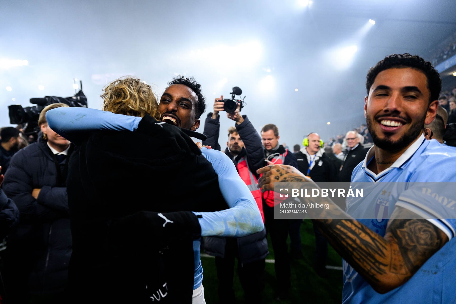 Sebastian Nanasi och Malmö FFs Taha Ali jublar