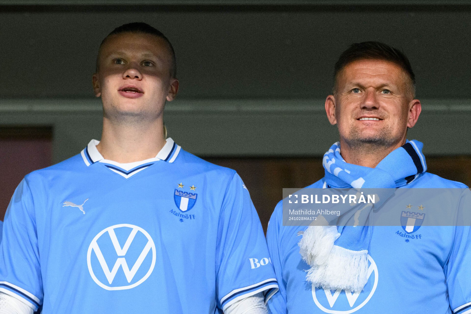 Erling Braut Haaland med sin pappa Alf-Inge på läktaren under fotbollsmatchen i Allsvenskan mellan Malmö FF och IFK Göteborg den 28 oktober 2024 i Malmö.