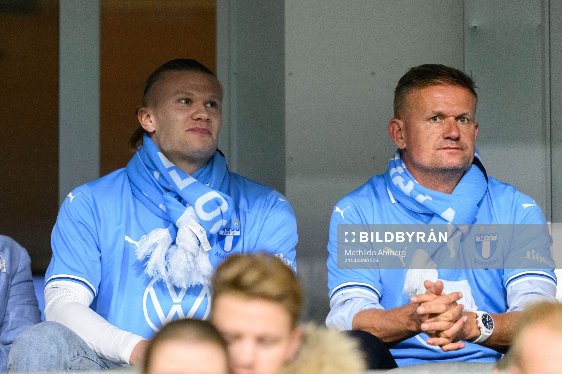 Erling Braut Haaland med sin pappa Alf-Inge på läktaren under fotbollsmatchen i Allsvenskan mellan Malmö FF och IFK Göteborg den 28 oktober 2024 i Malmö. 