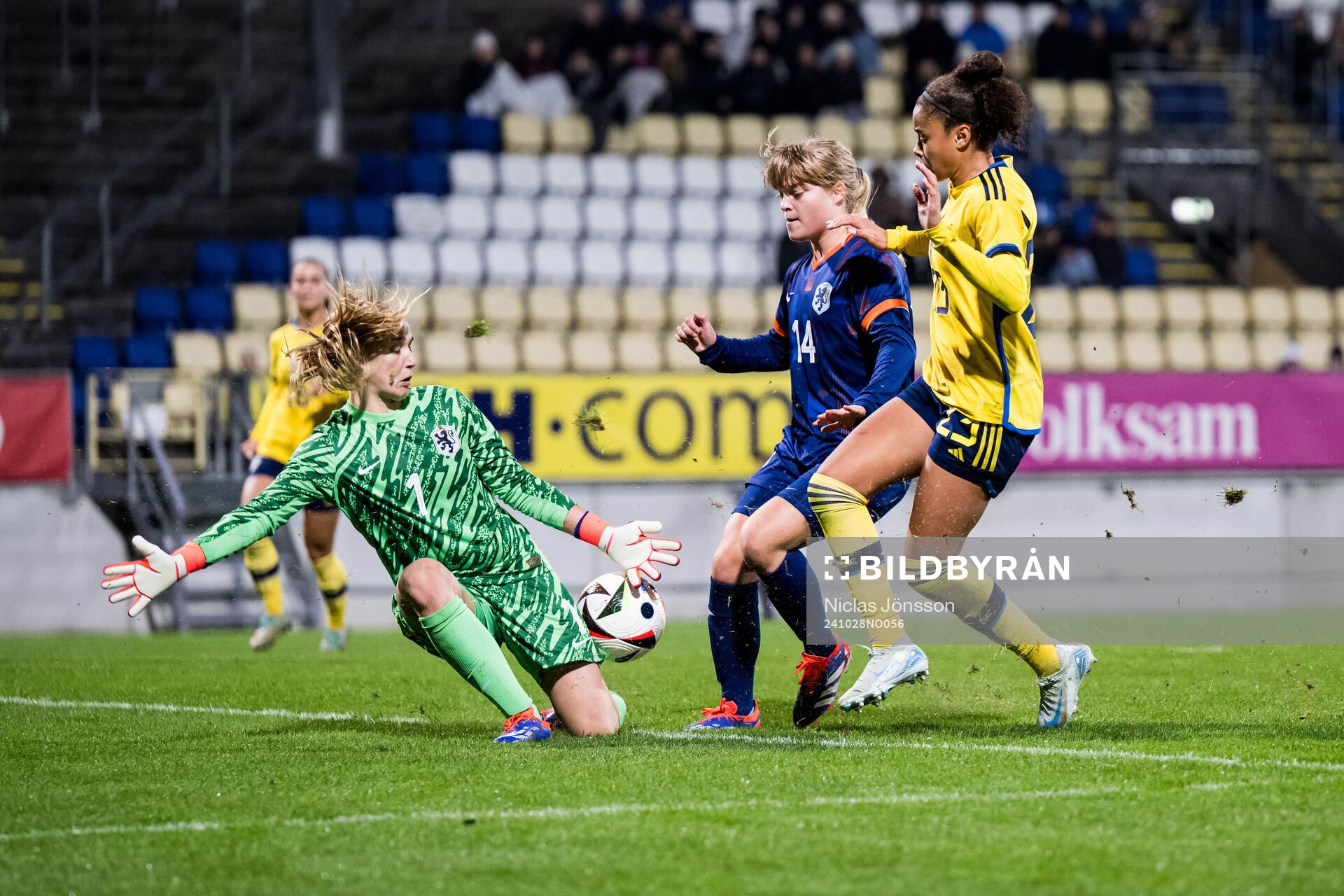 Regina van Eijk and Nayomi Buikema of Netherlands and