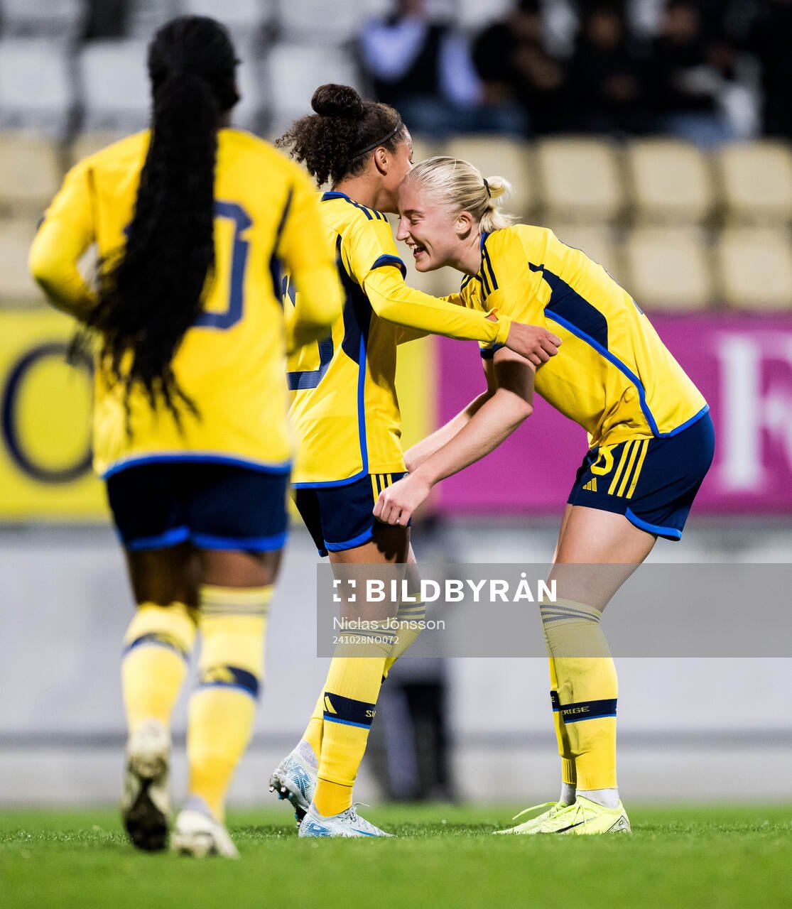Felicia Schröder and Wilma Leidhammar of Sweden celebrates