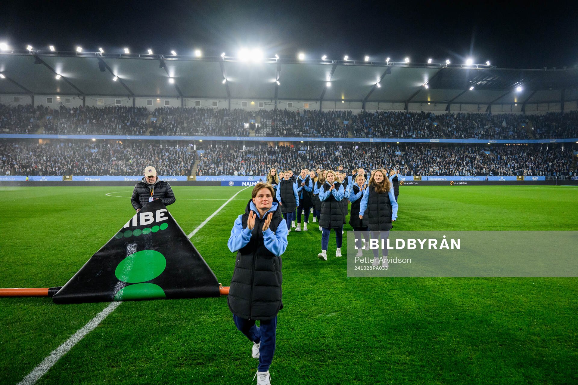 Spelare i Malmö FFs damlag hyllas för avancemanget till Damallsvenskan inför fotbollsmatchen i Allsvenskan mellan Malmö FF och IFK Göteborg den 28 oktober 2024 i Malmö.