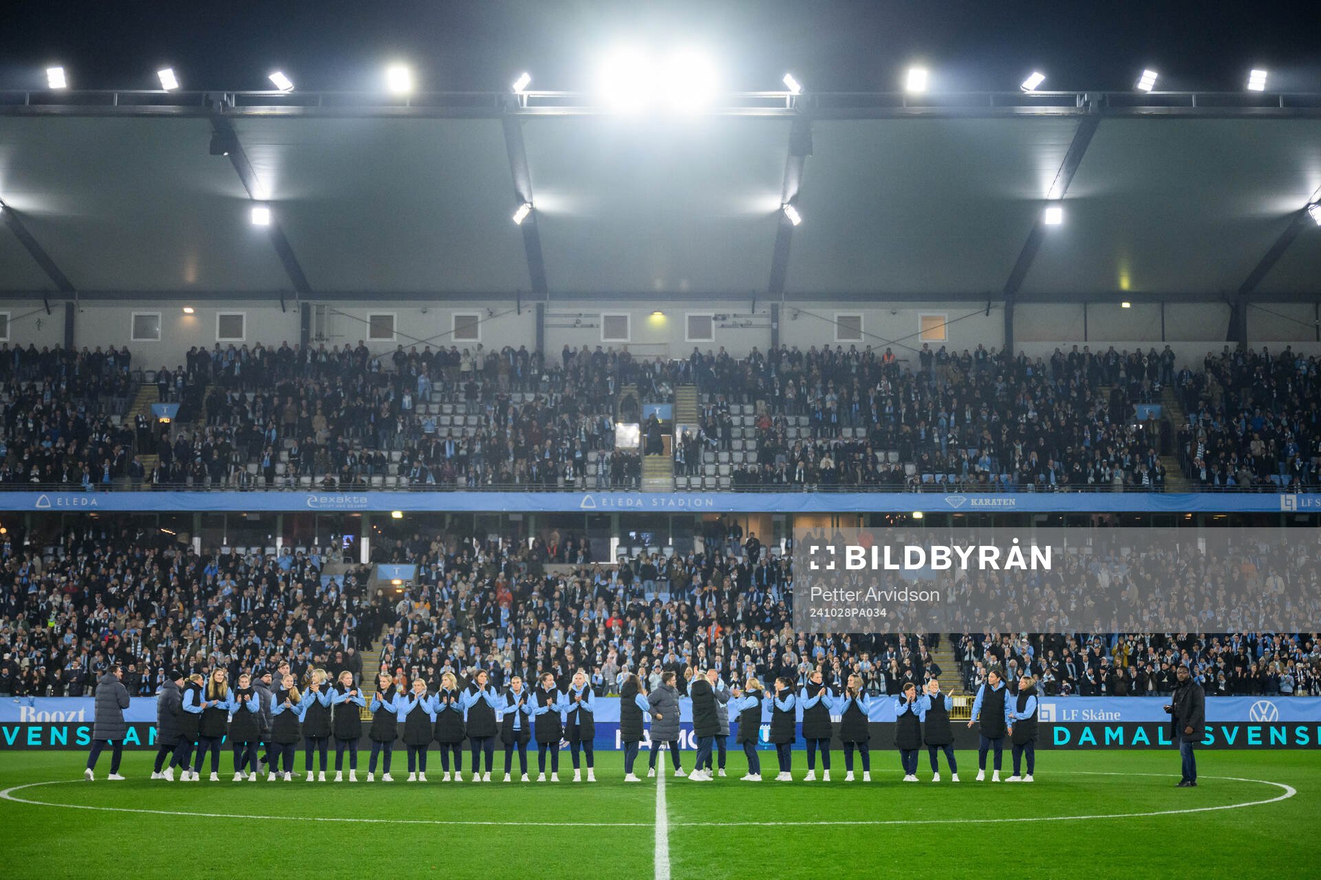 Spelare i Malmö FFs damlag hyllas för avancemanget till Damallsvenskan inför fotbollsmatchen i Allsvenskan mellan Malmö FF och IFK Göteborg den 28 oktober 2024 i Malmö.