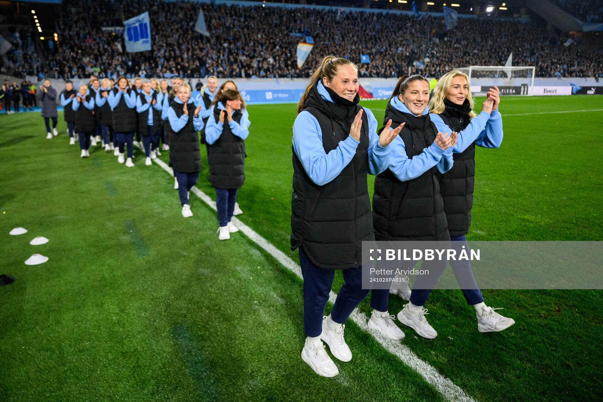 Spelare i Malmö FFs damlag hyllas för avancemanget till Damallsvenskan inför fotbollsmatchen i Allsvenskan mellan Malmö FF och IFK Göteborg den 28 oktober 2024 i Malmö.