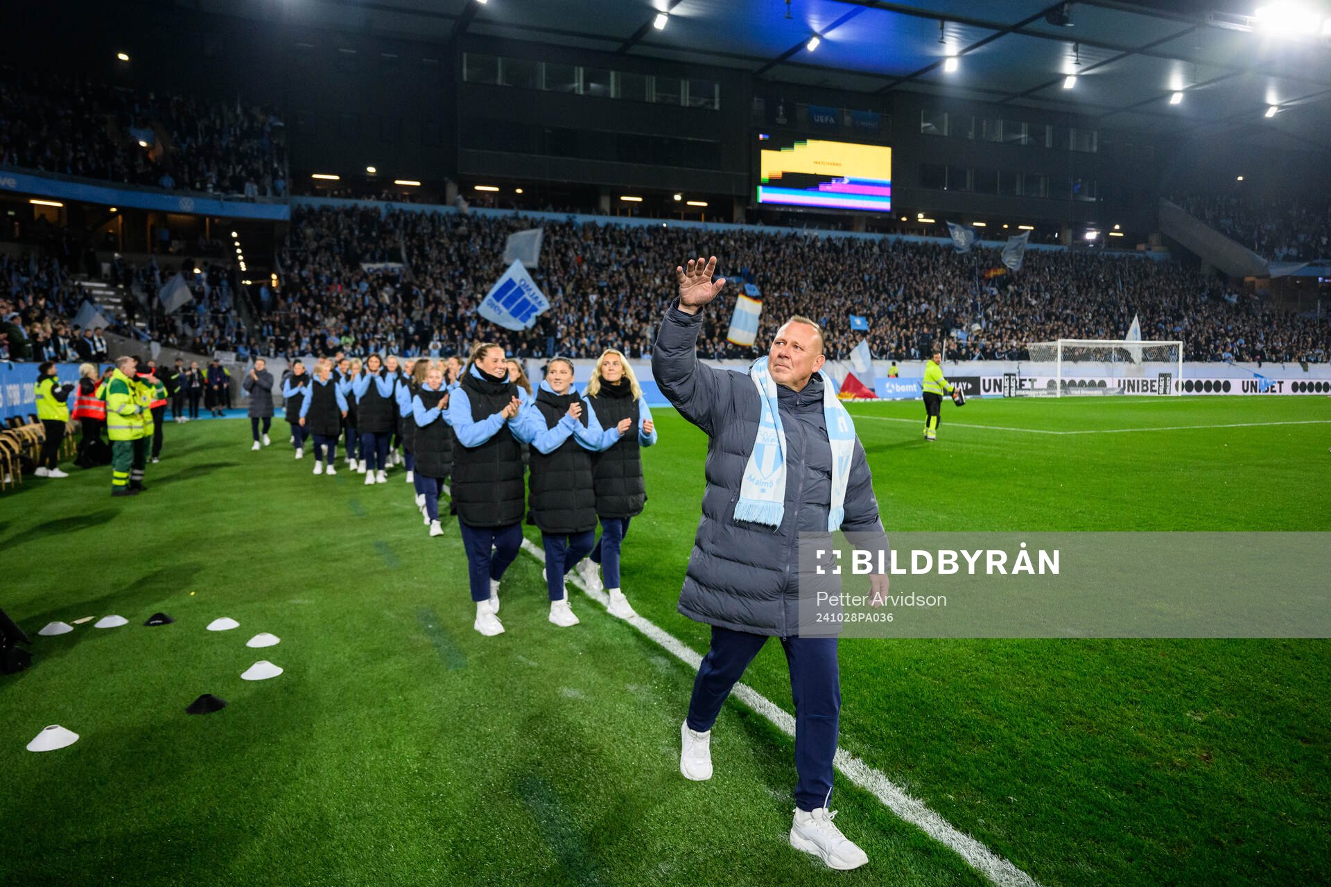 Spelare i Malmö FFs damlag hyllas för avancemanget till Damallsvenskan inför fotbollsmatchen i Allsvenskan mellan Malmö FF och IFK Göteborg den 28 oktober 2024 i Malmö.