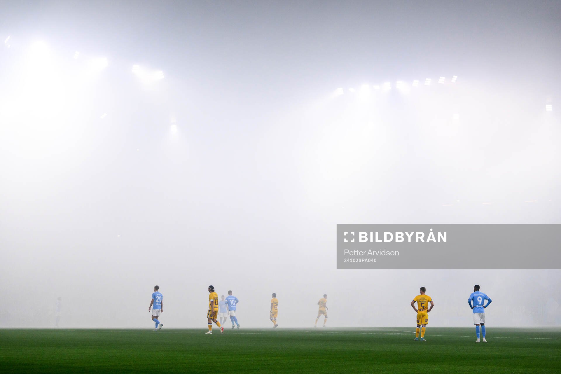 Rök över Eleda Stadion under fotbollsmatchen i Allsvenskan mellan Malmö FF och IFK Göteborg den 28 oktober 2024 i Malmö. 