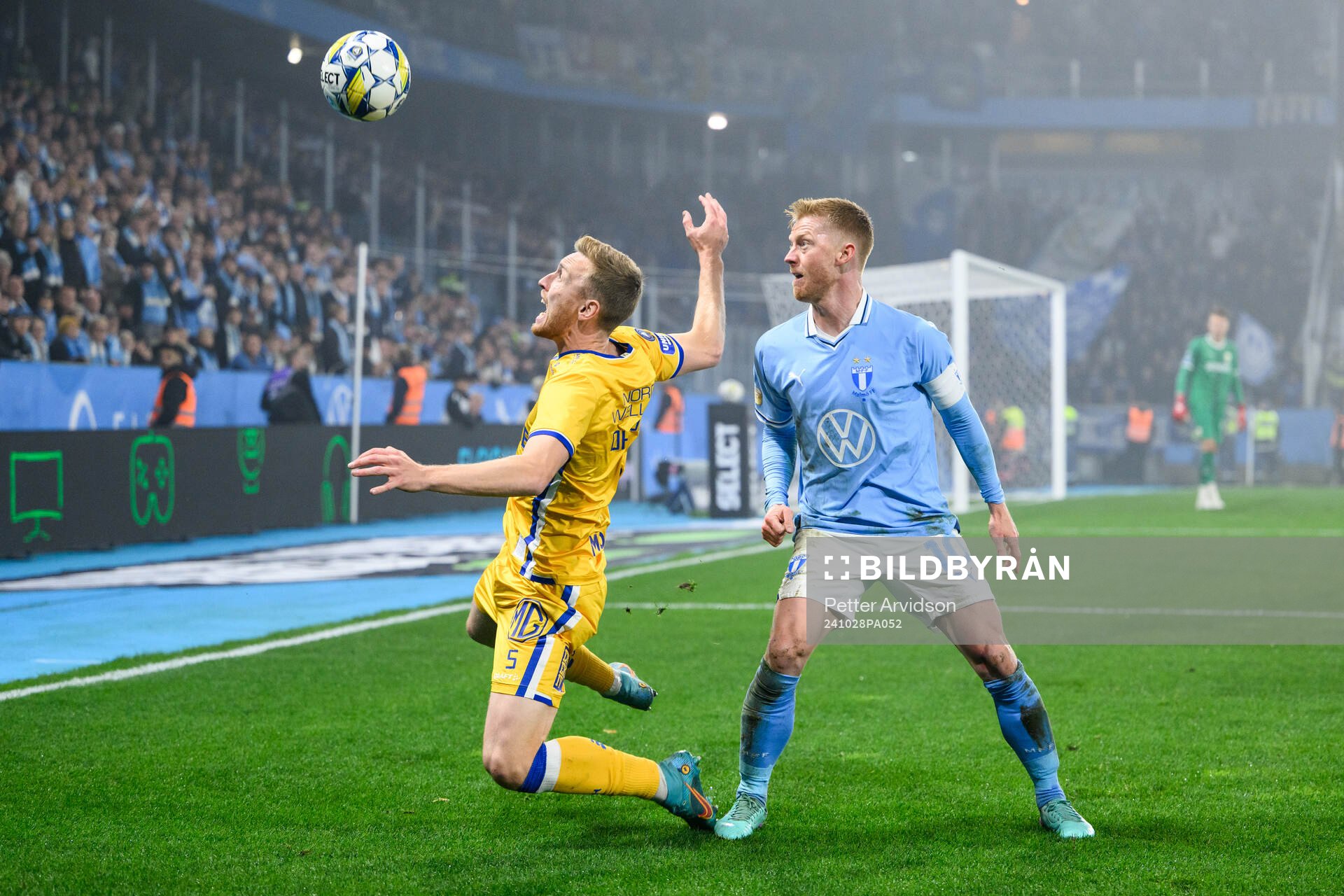 IFK Göteborgs Sebastian Ohlsson och Malmö FFs Anders Christiansen under fotbollsmatchen i Allsvenskan mellan Malmö FF och IFK Göteborg den 28 oktober 2024 i Malmö.