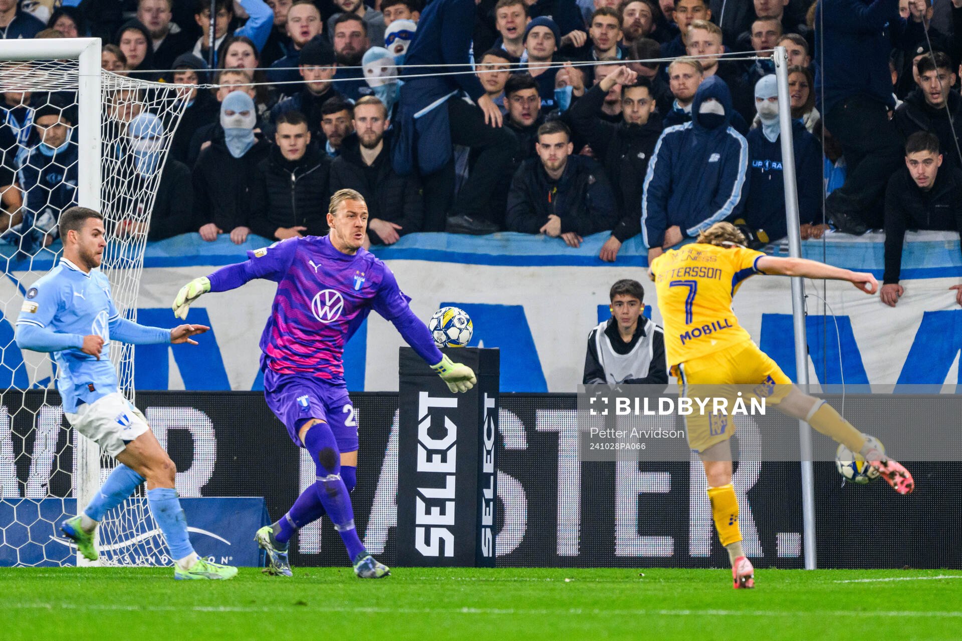 Malmö FFs Gabriel Busanello och målvakt Johan Dahlin mot