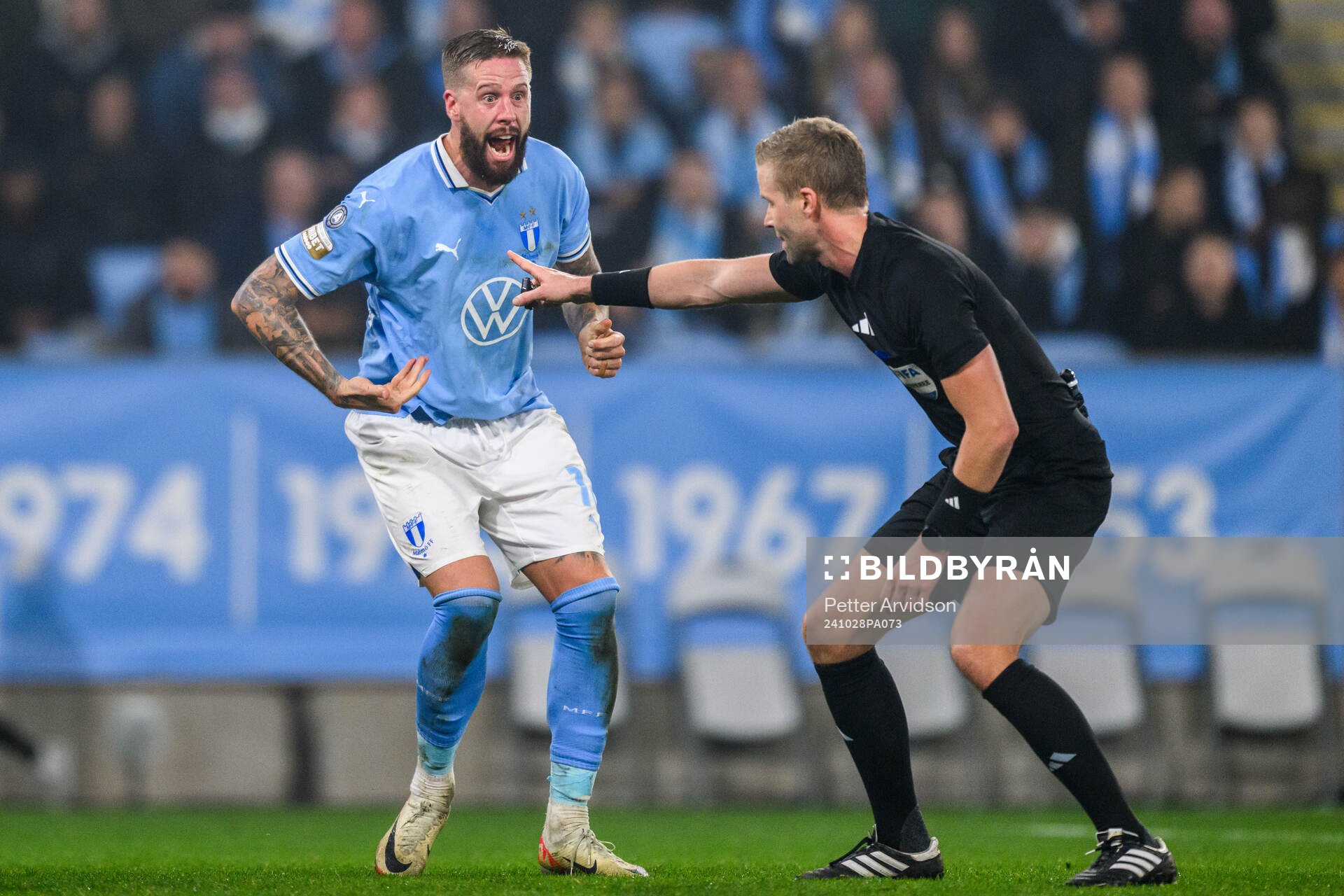 Malmö FFs Pontus Jansson och Domare Glenn Nyberg
