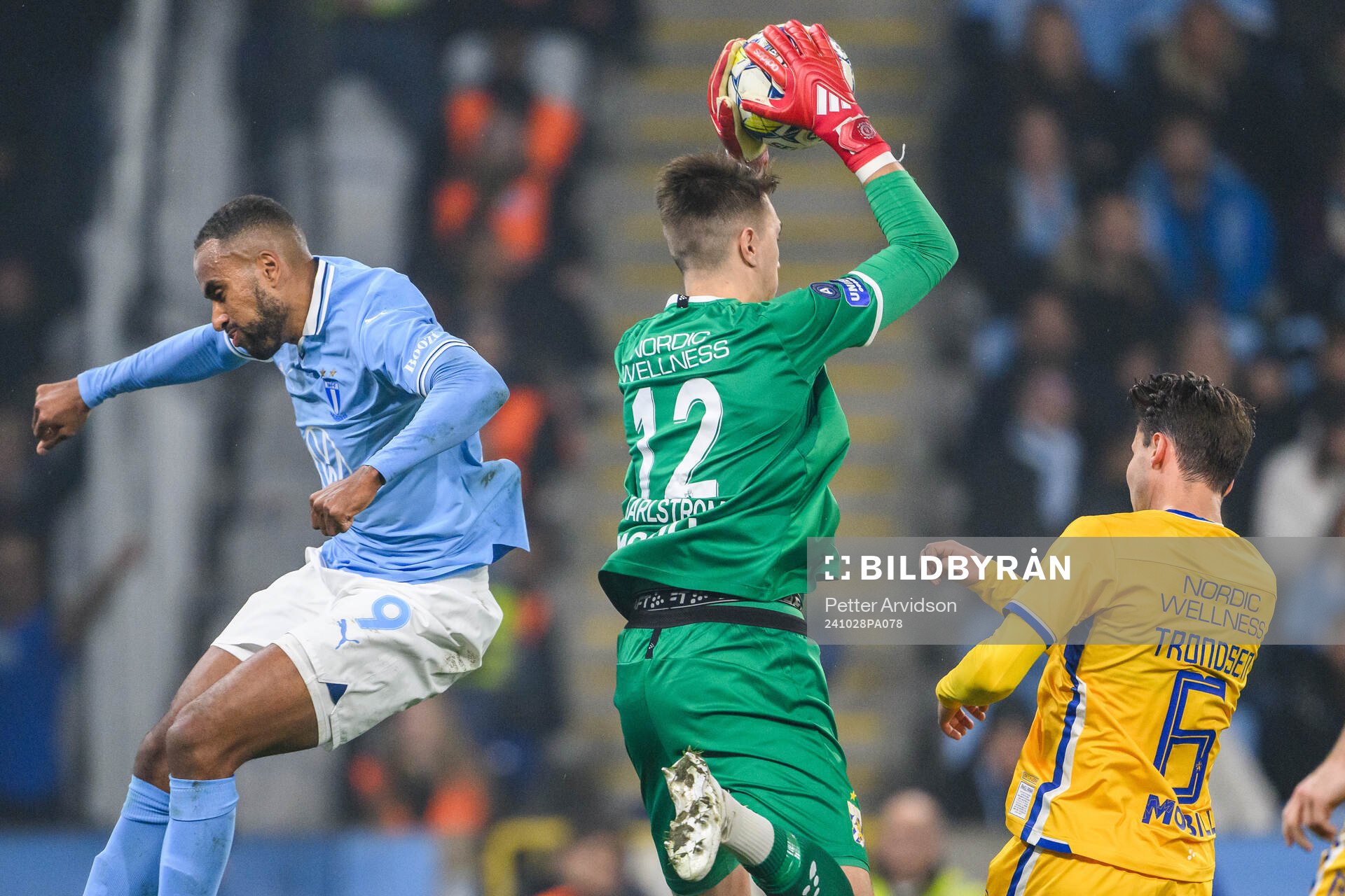 Malmö FFs Isaac Kiese Thelin och IFK Göteborgs målvakt Jacob Karlström under fotbollsmatchen i Allsvenskan mellan Malmö FF och IFK Göteborg den 28 oktober 2024 i Malmö. 