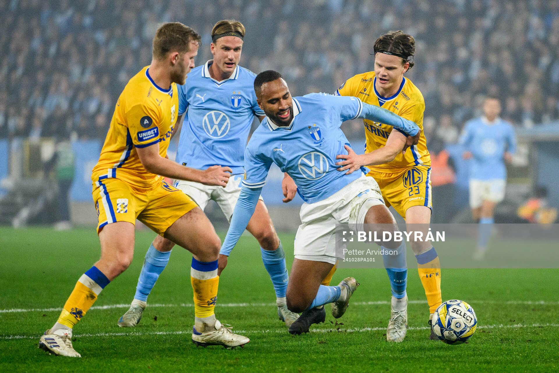Malmö FFs Erik Botheim och Isaac Kiese Thelin mot IFK