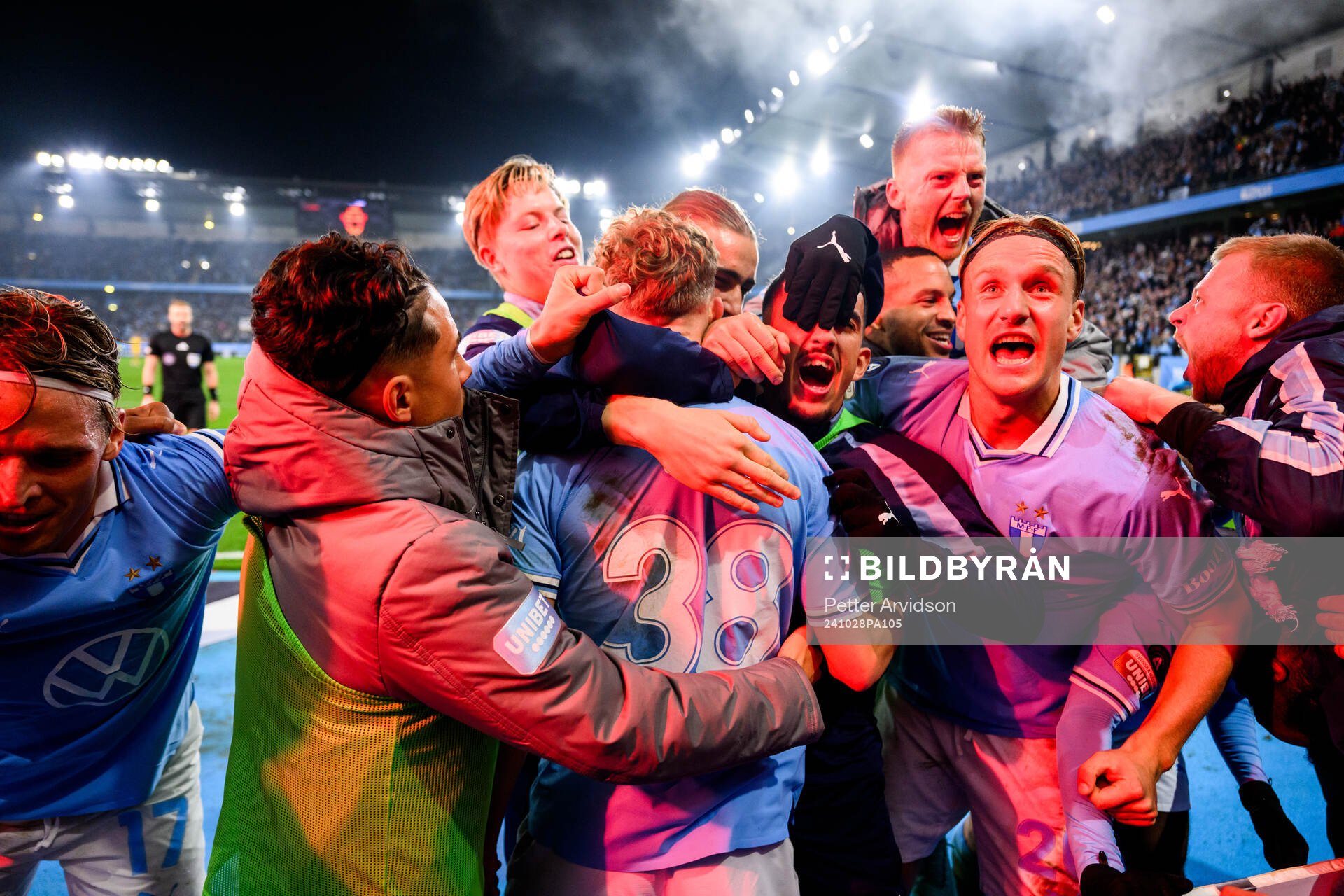 Malmö FFs Hugo Bolin jublar med lagkamrater
