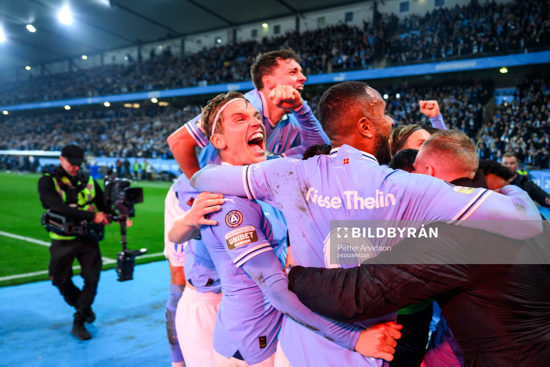 Malmö FFs Jens Stryger Larsen och Isaac Kiese Thelin jublar