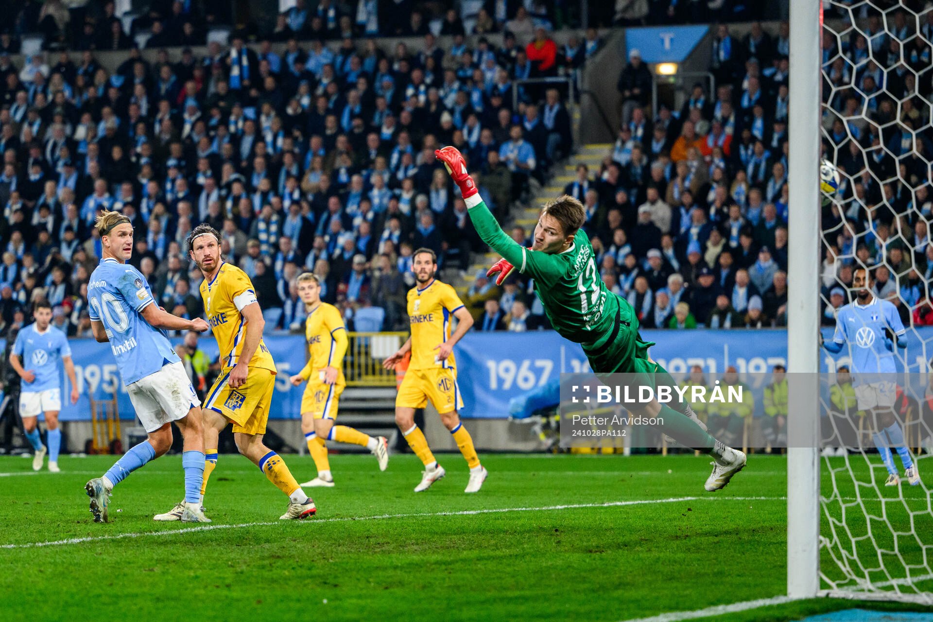 Malmö FFs Erik Botheim ser 2-1 gå i mål bakom IFK