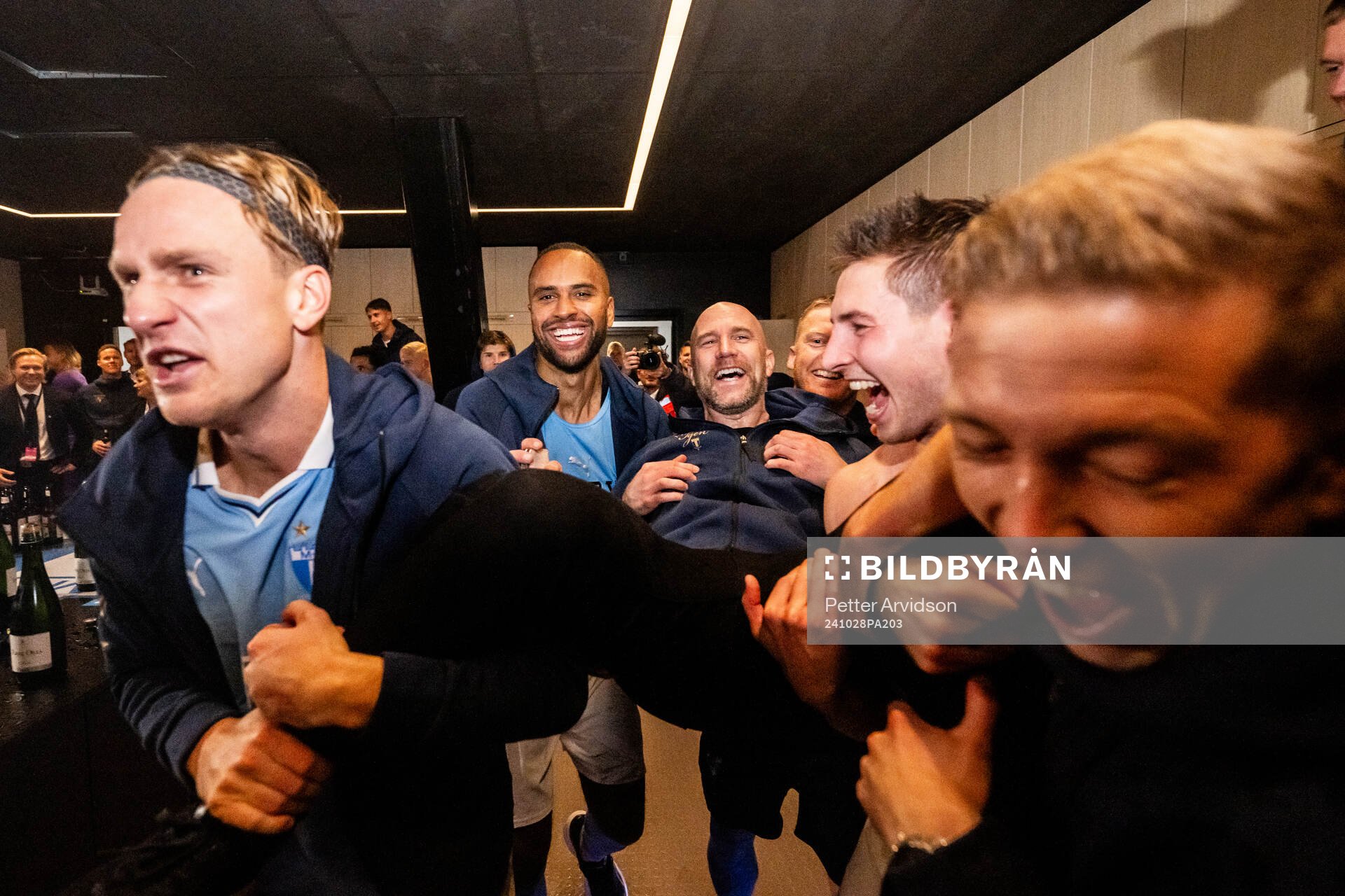 Malmö FFs Erik Botheim, Isaac Kiese Thelin, tränare Henrik Rydström, Lasse Berg Johnsen och Anton Tinnerholm jublar i omklädningsrummet efter fotbollsmatchen i Allsvenskan mellan Malmö FF och IFK Göteborg den 28 oktober 2024 i Malmö.