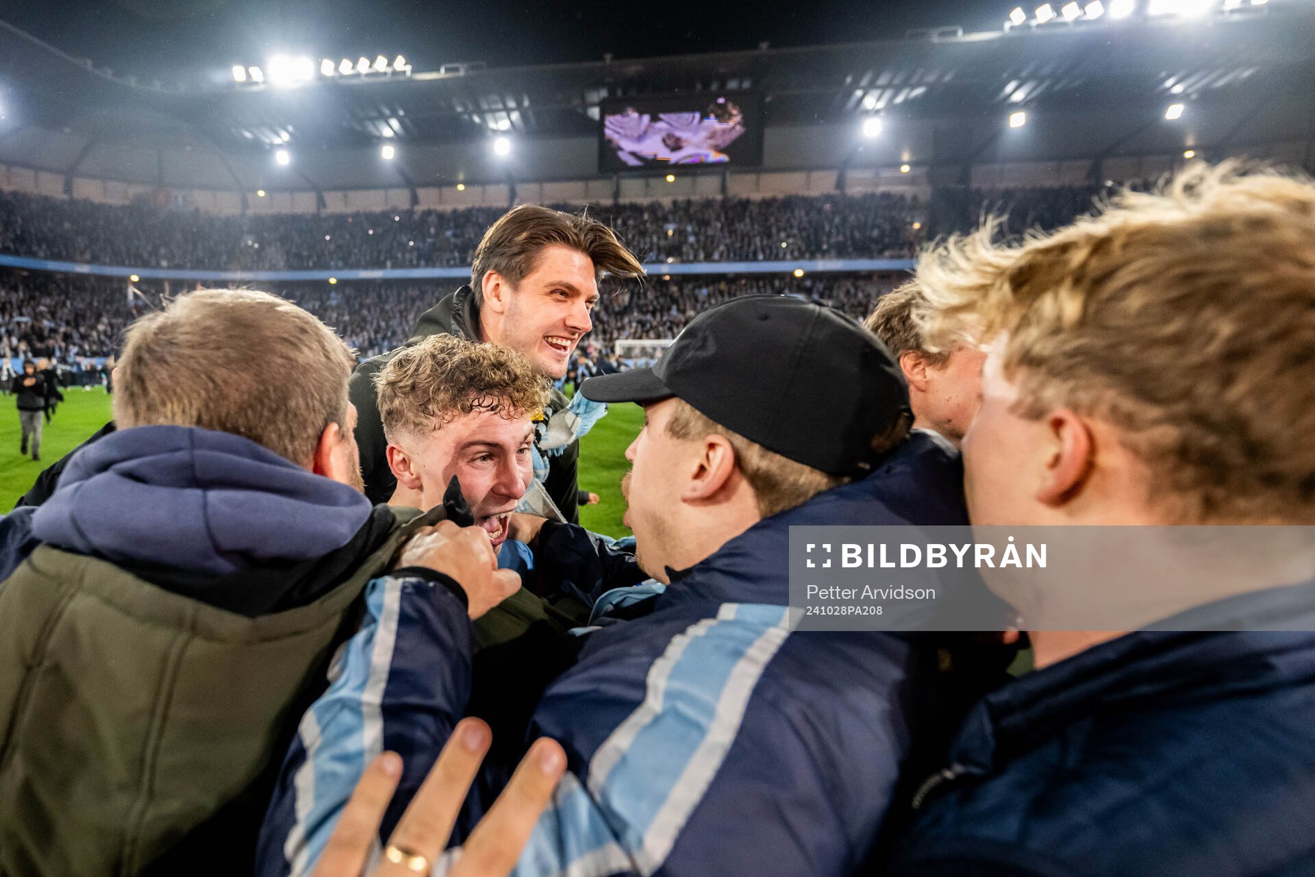 Malmö FFs Hugo Bolin jublar med supportrar