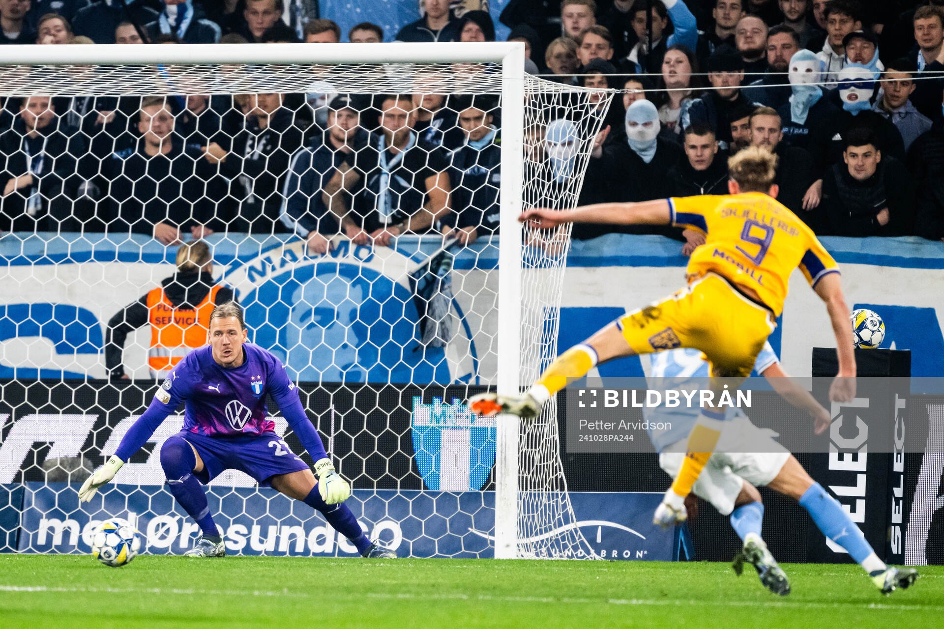 IFK Göteborgs Laurs Skjellerup gör 0-1 bakom Malmö FFs