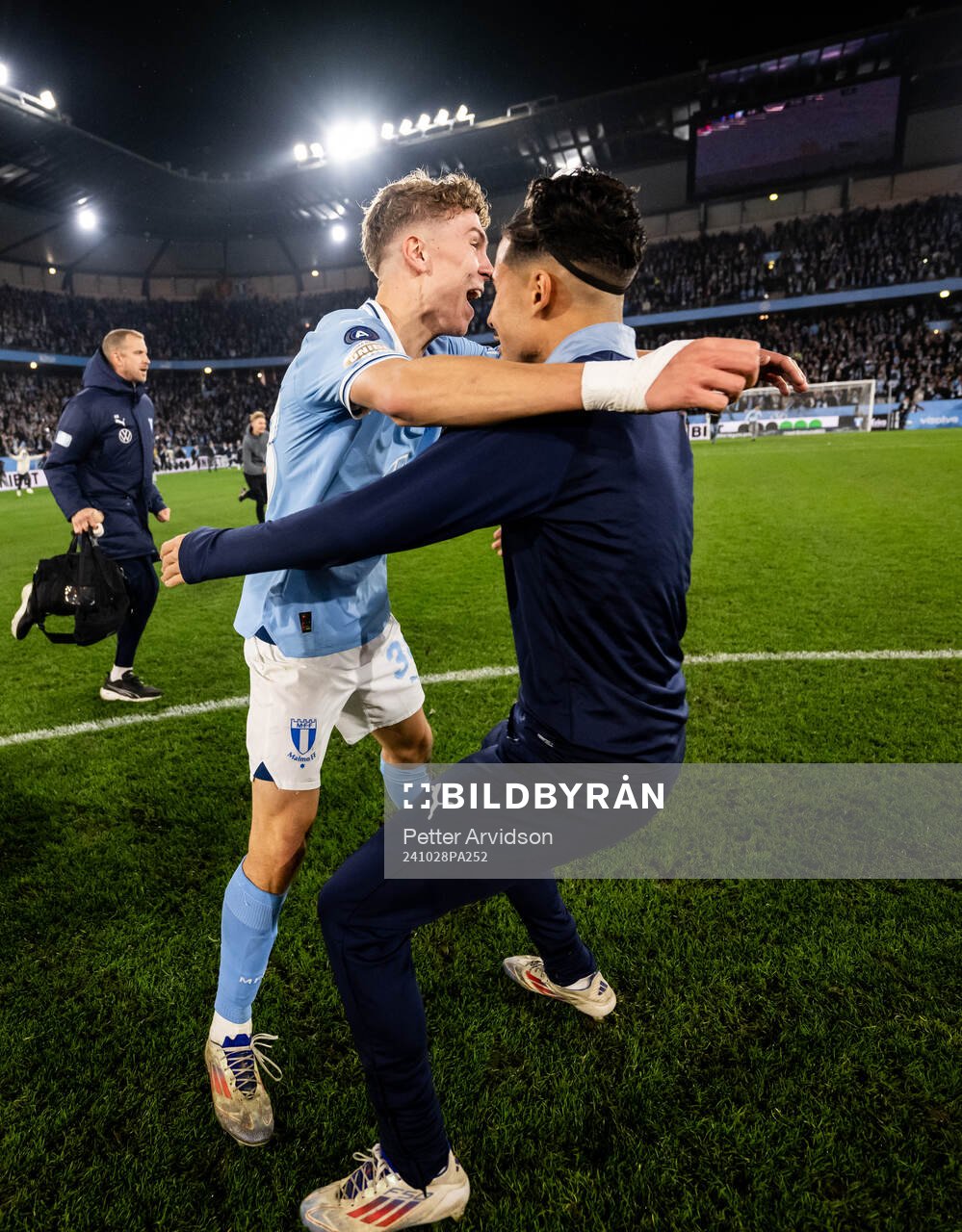 Malmö FFs Hugo Bolin jublar med Adrian Skogmar på