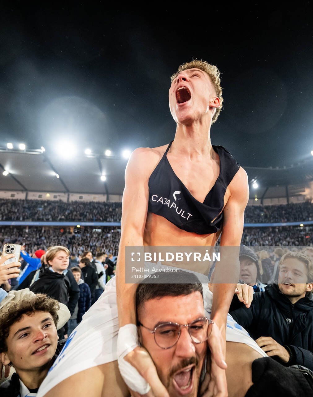 Malmö FFs Hugo Bolin jublar med supportrar på slutsignalen
