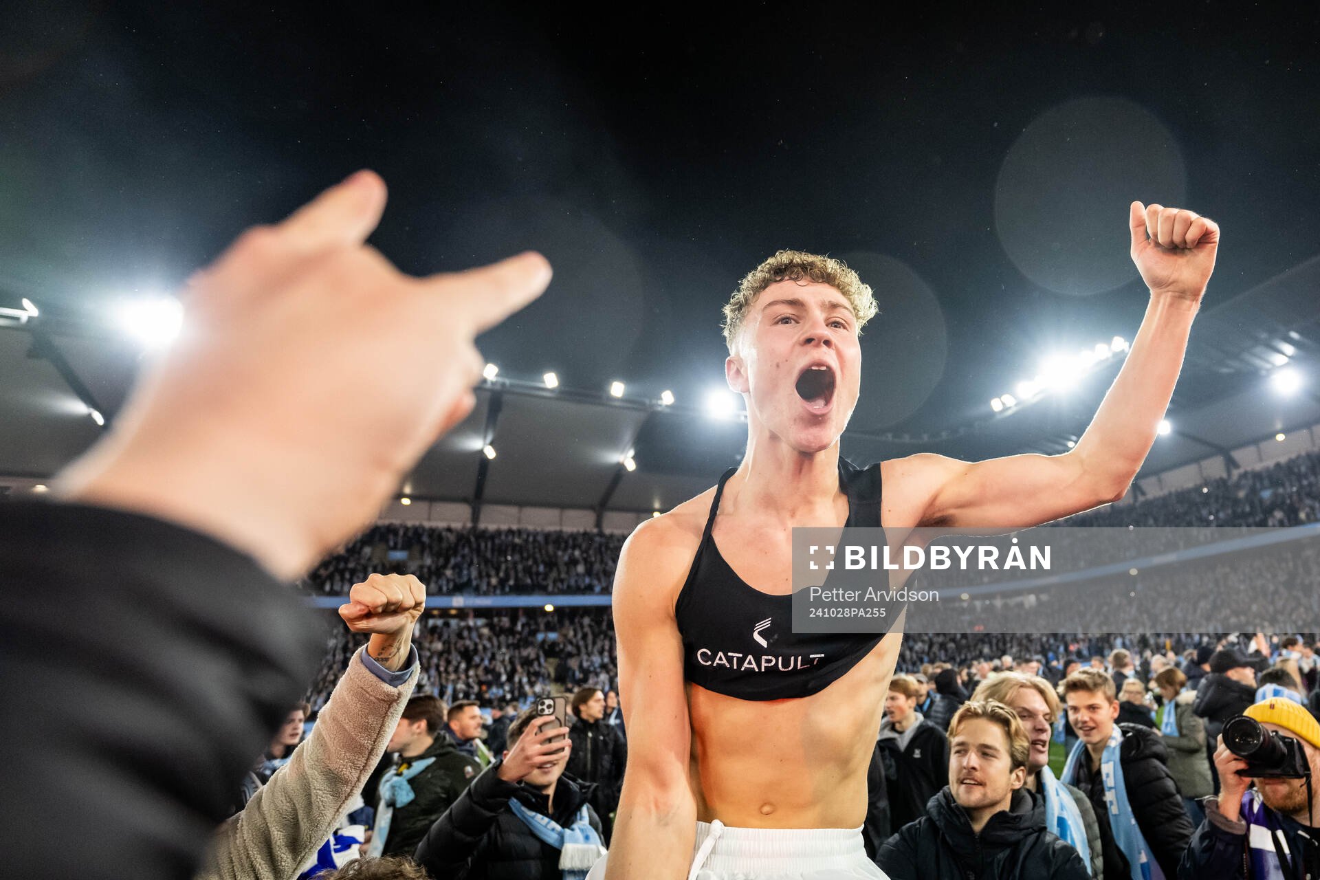 Malmö FFs Hugo Bolin jublar med supportrar på slutsignalen