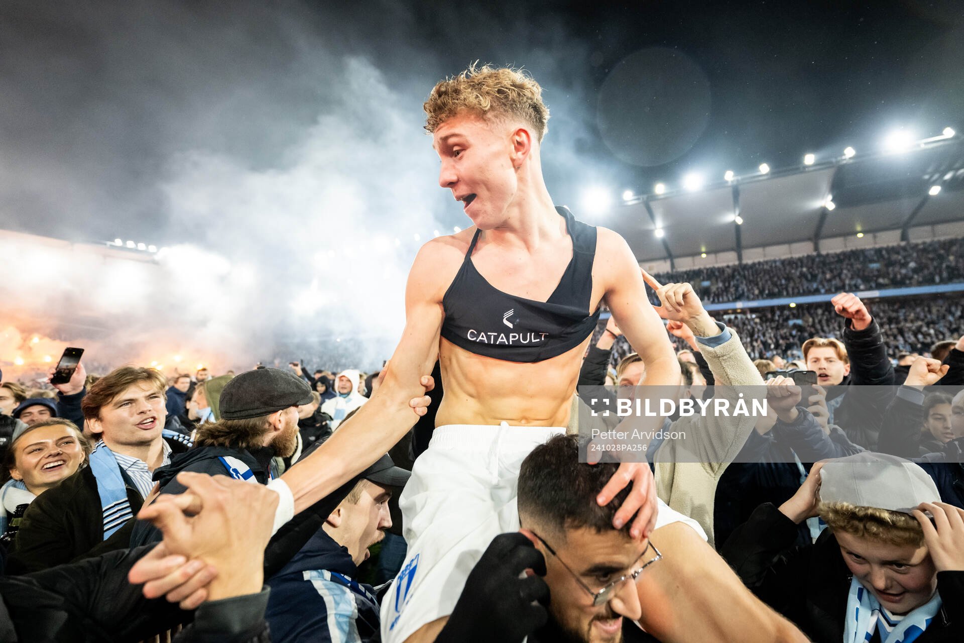 Malmö FFs Hugo Bolin jublar med supportrar på slutsignalen