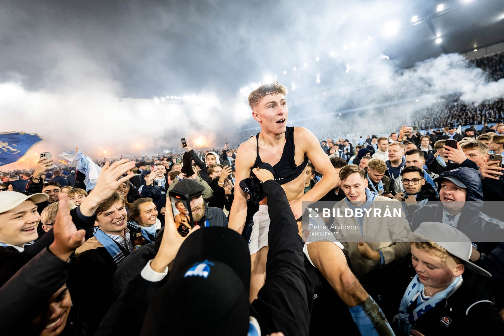 Malmö FFs Hugo Bolin jublar med supportrar på slutsignalen