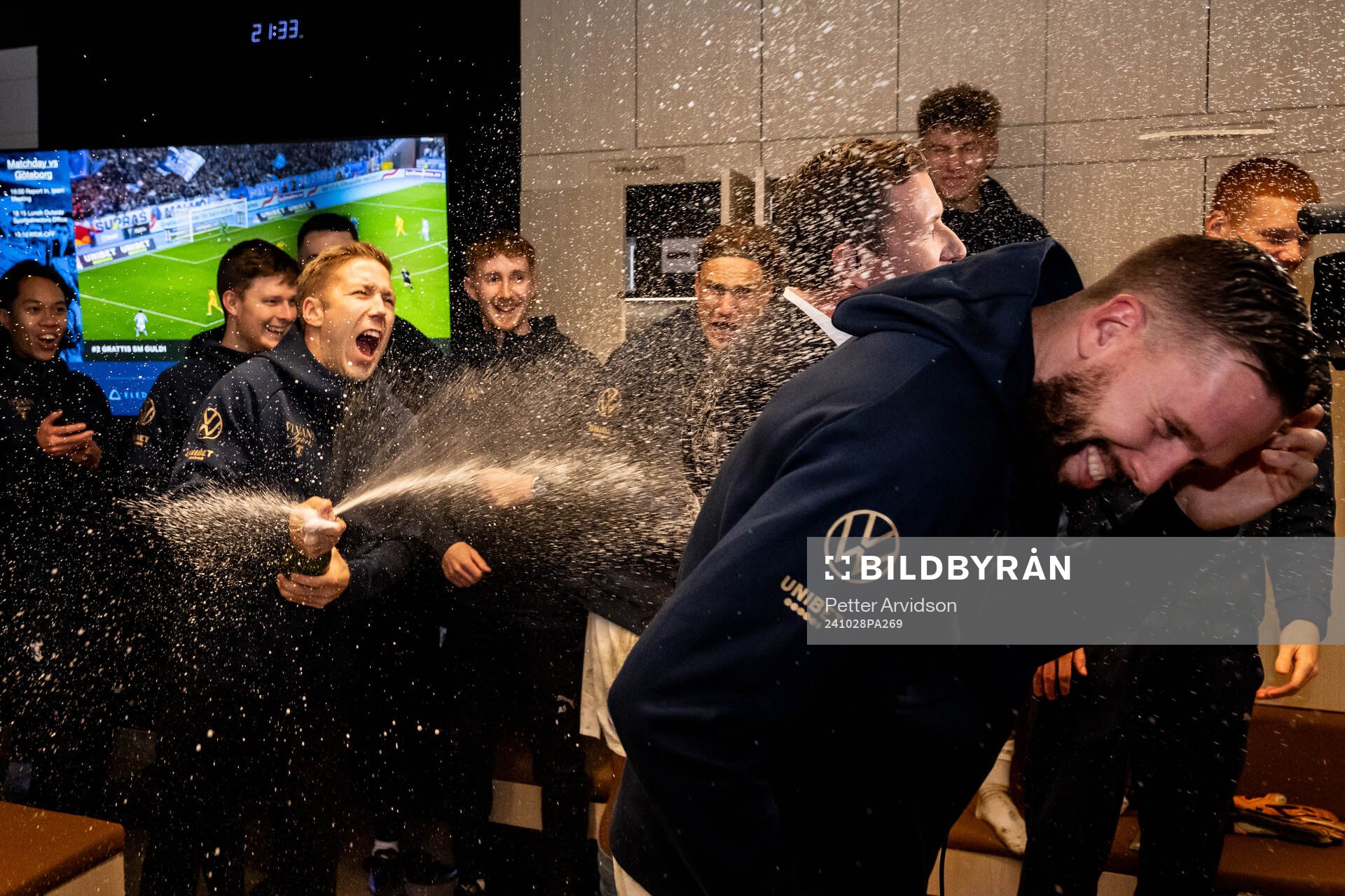 Malmö FFs Anton Tinnerholm och Pontus Jansson jublar i omklädningsrummet efter fotbollsmatchen i Allsvenskan mellan Malmö FF och IFK Göteborg den 28 oktober 2024 i Malmö.