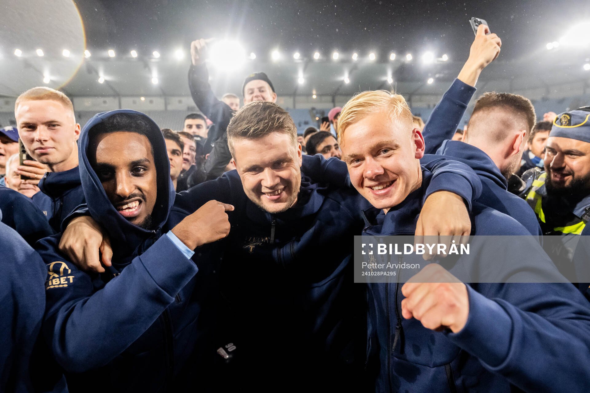 Malmö FFs Taha Ali, Fred Jähnke, Transition Coach och Otto Rosengren jublar efter fotbollsmatchen i Allsvenskan mellan Malmö FF och IFK Göteborg den 28 oktober 2024 i Malmö.
